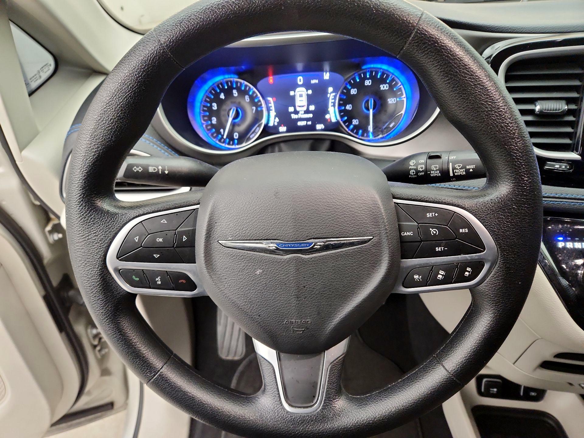 Thumbnail: 2021 Chrysler Pacifica - 10