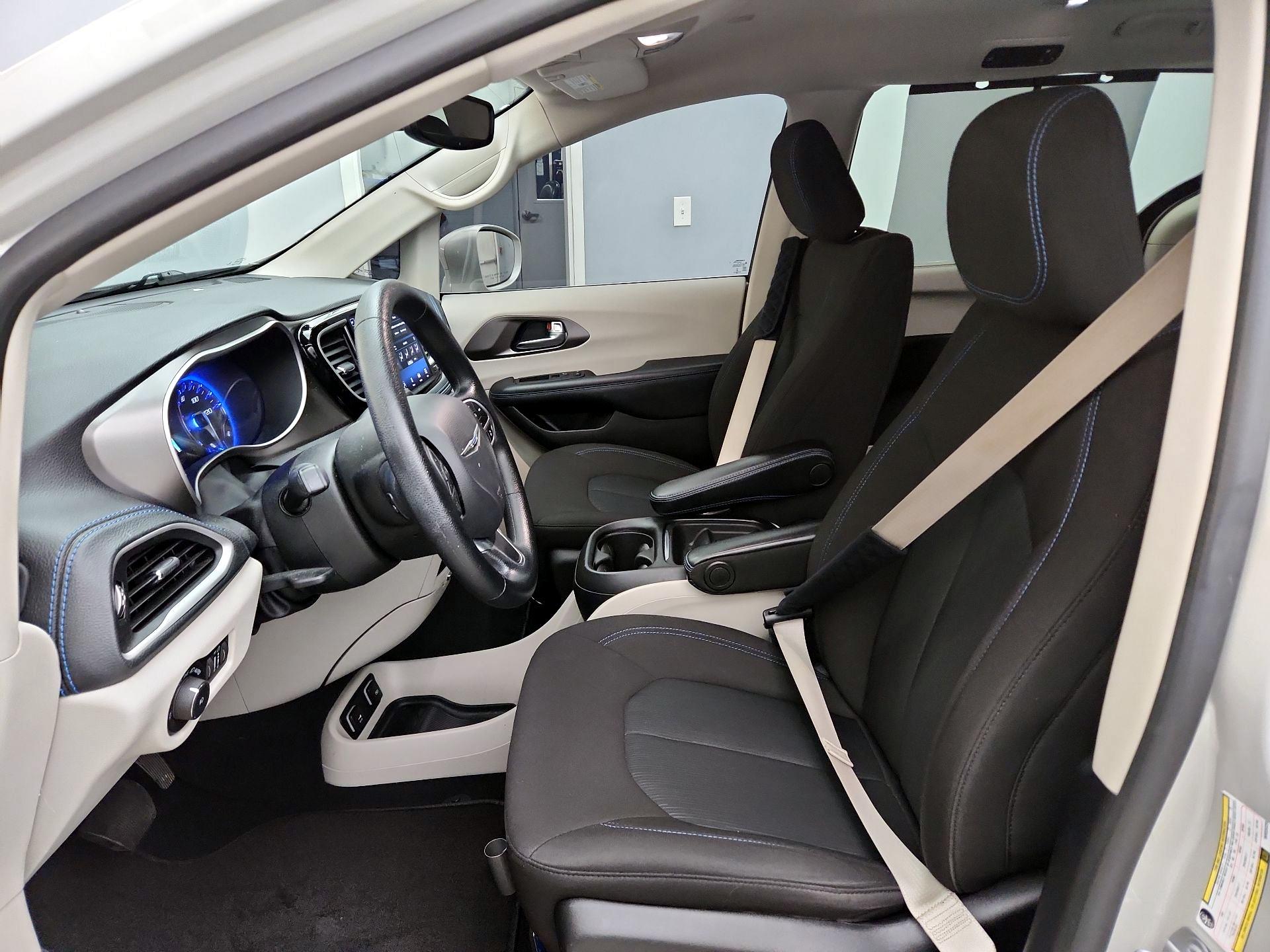 Thumbnail: 2021 Chrysler Pacifica - 11