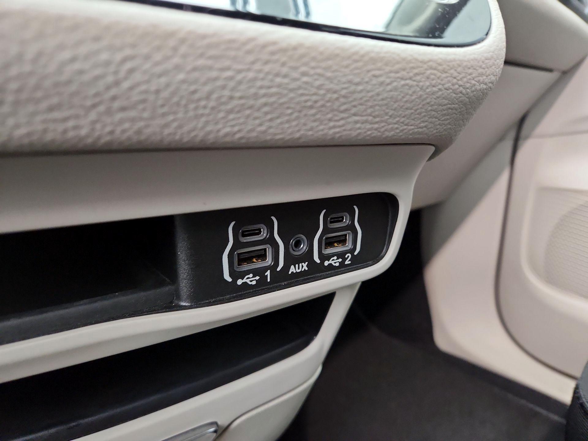 Thumbnail: 2021 Chrysler Pacifica - 18