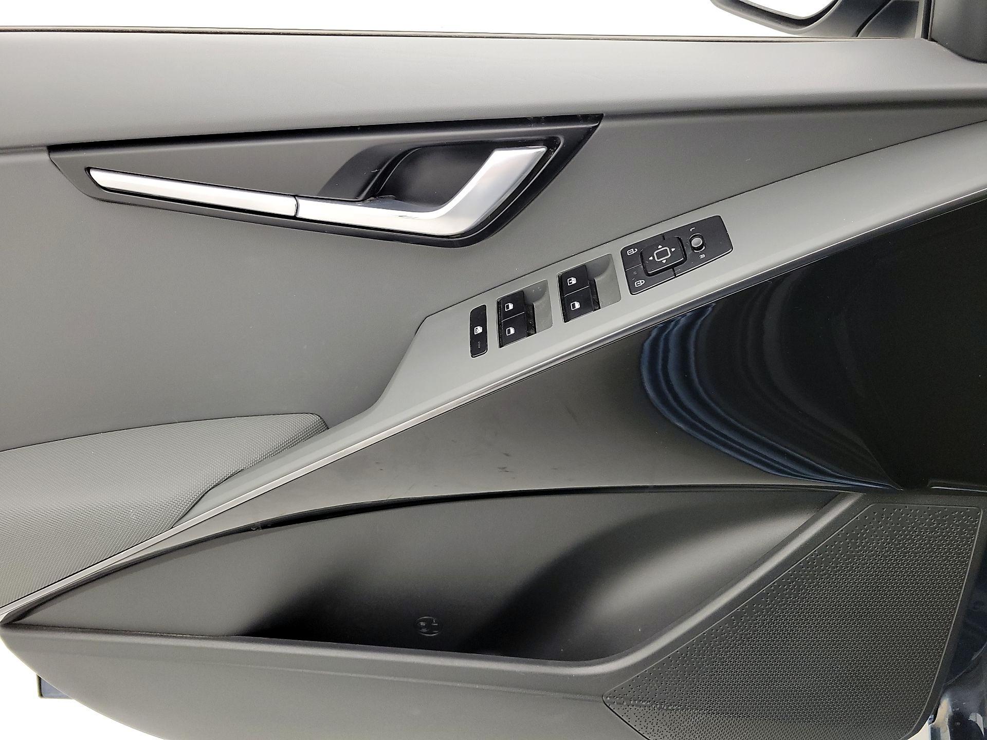 Thumbnail: 2023 Kia Niro - 12