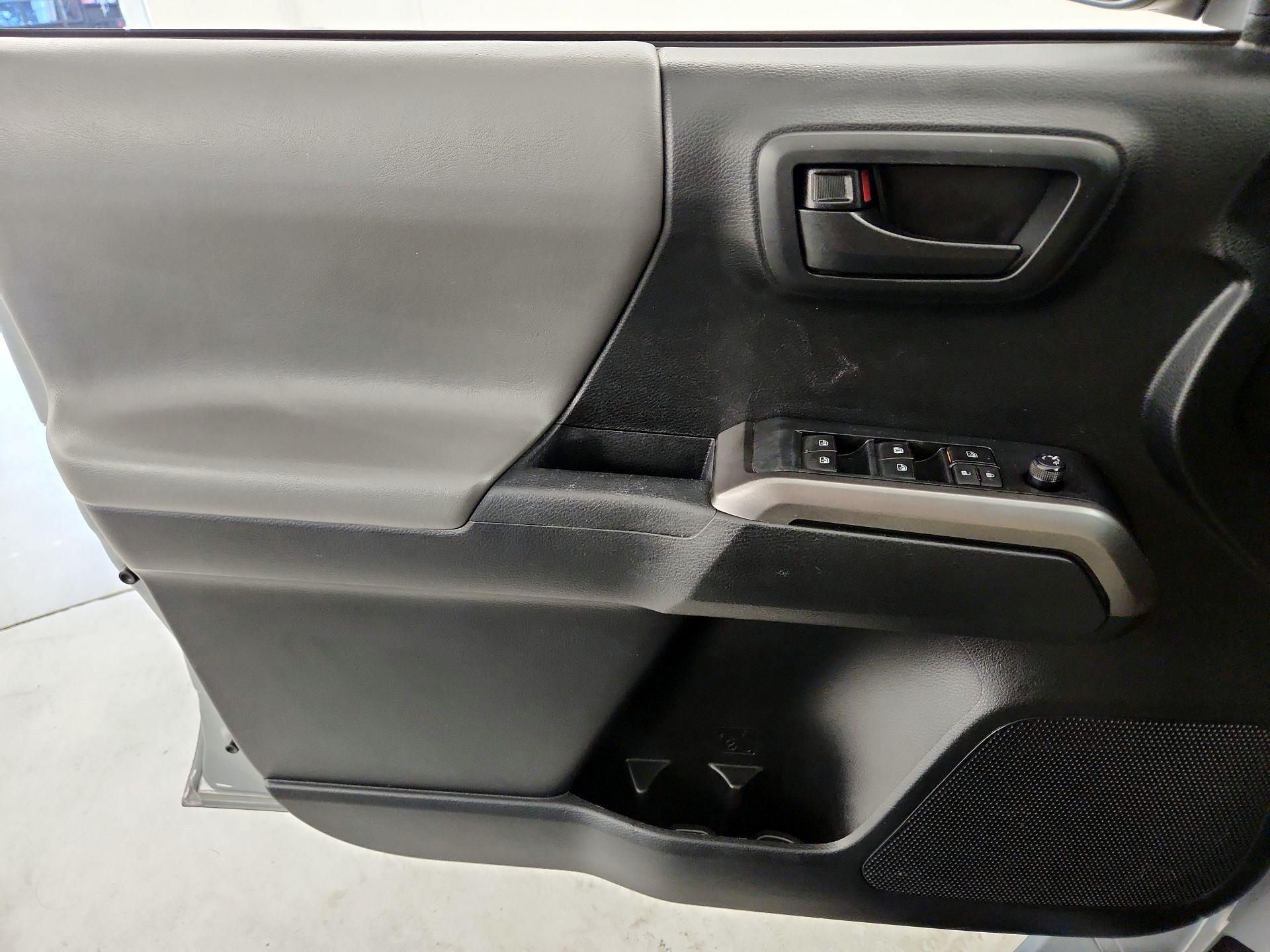 Thumbnail: 2019 Toyota Tacoma - 12