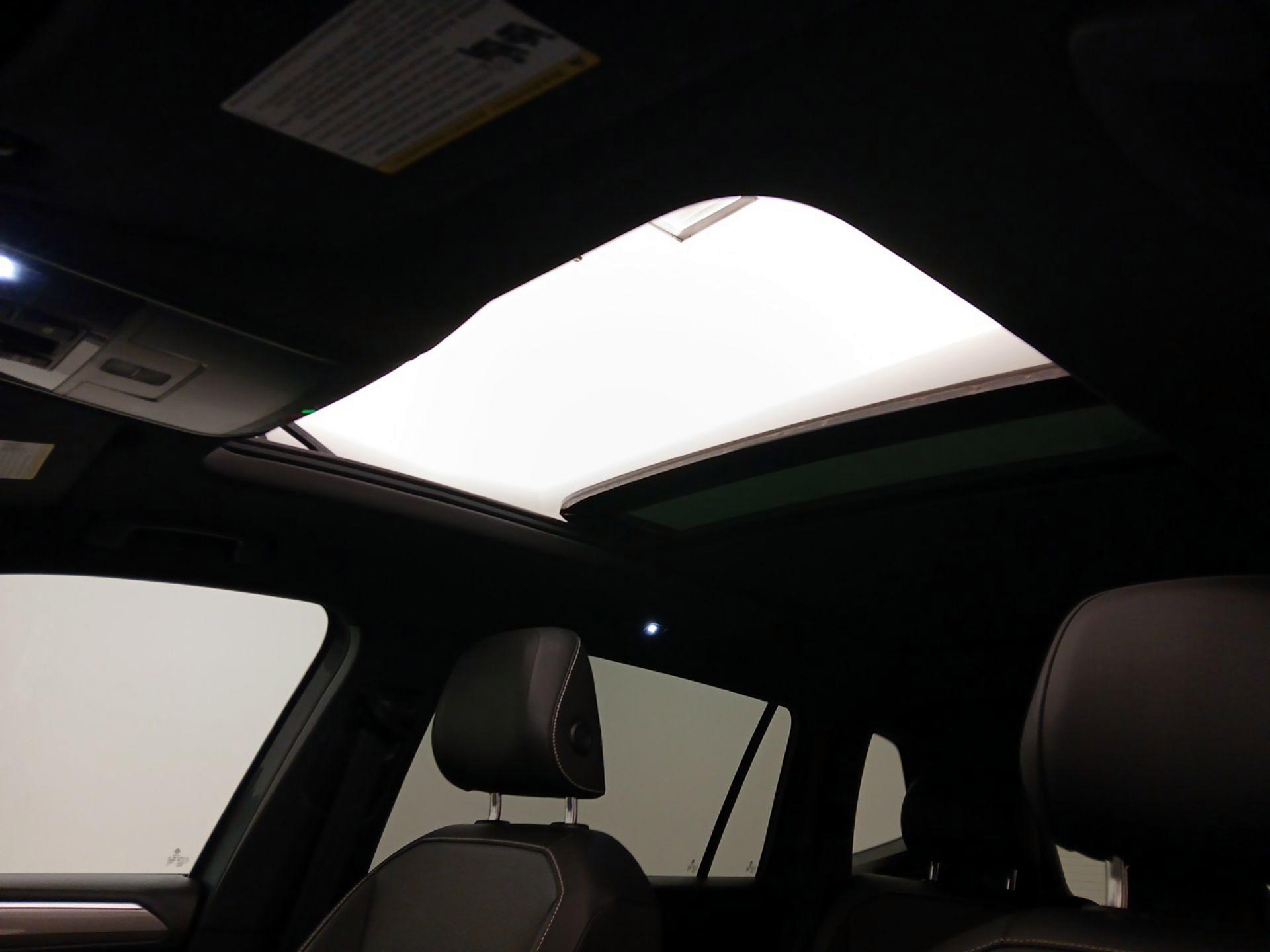 Thumbnail: 2022 Volkswagen Tiguan - 19