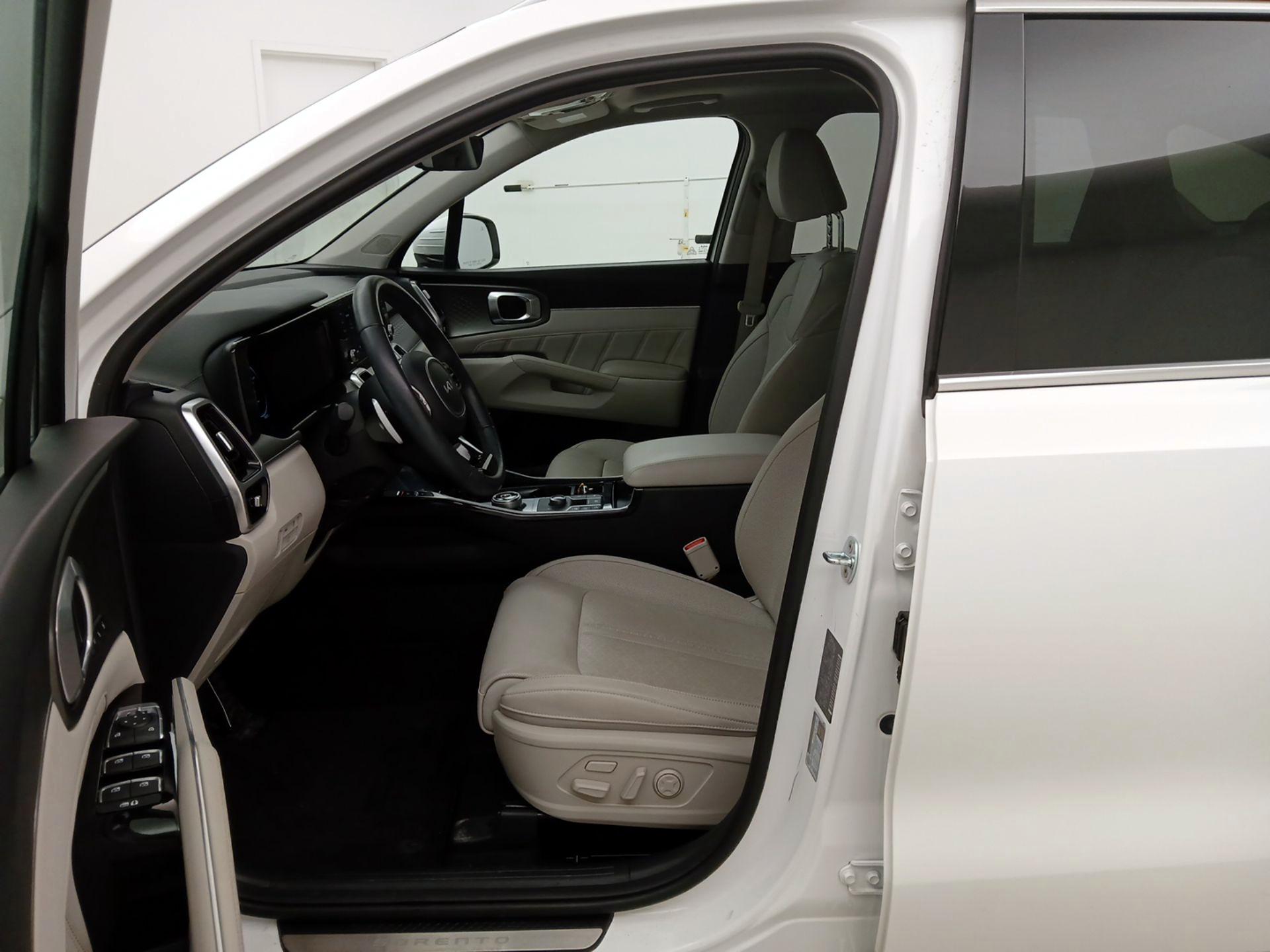 Thumbnail: 2023 Kia Sorento - 11