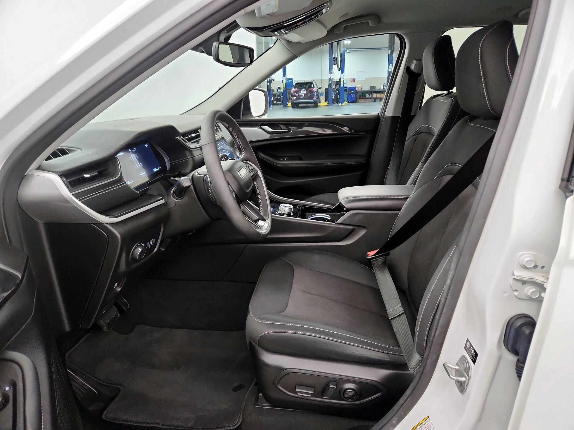 Thumbnail: 2023 Jeep Grand Cherokee - 11