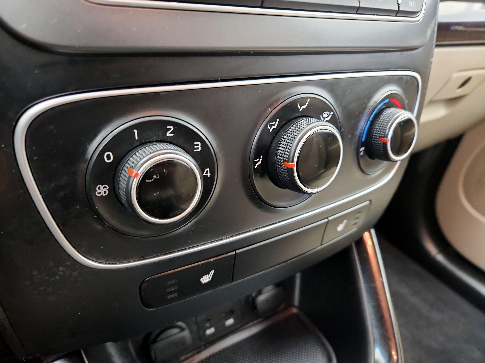 Thumbnail: 2015 Kia Sorento - 16