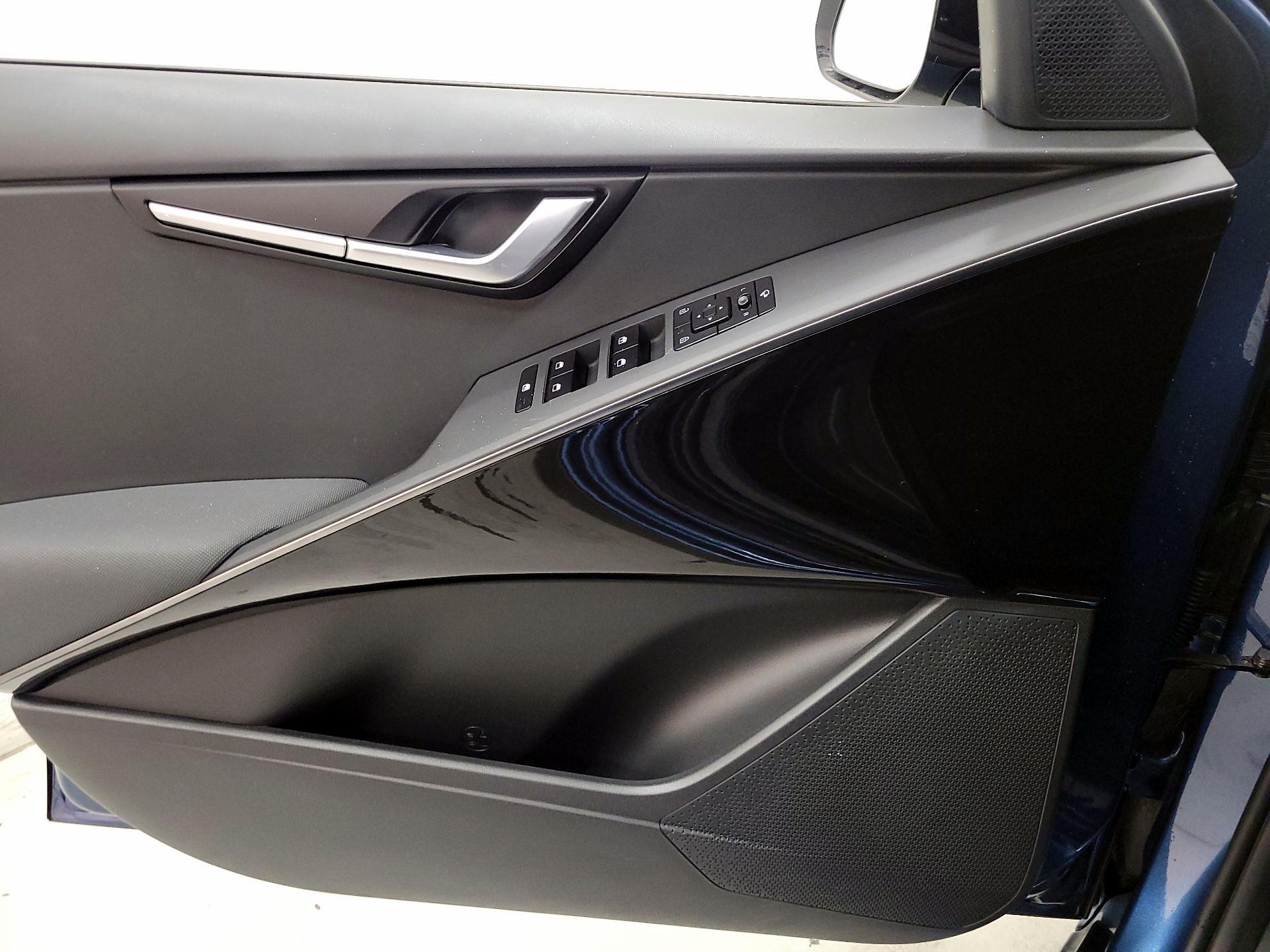 Thumbnail: 2023 Kia Niro - 12