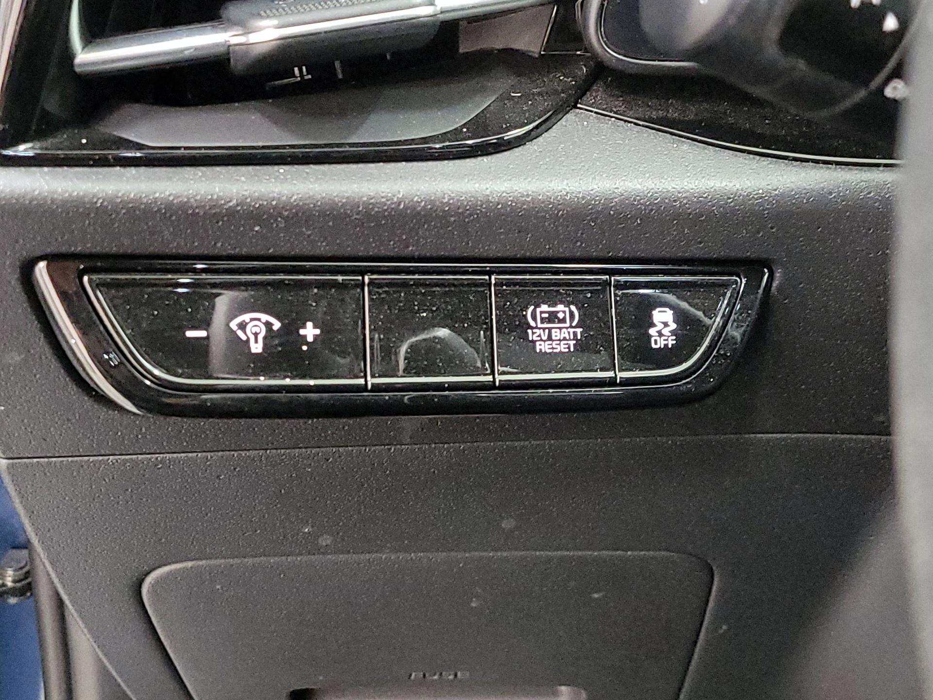 Thumbnail: 2023 Kia Niro - 13