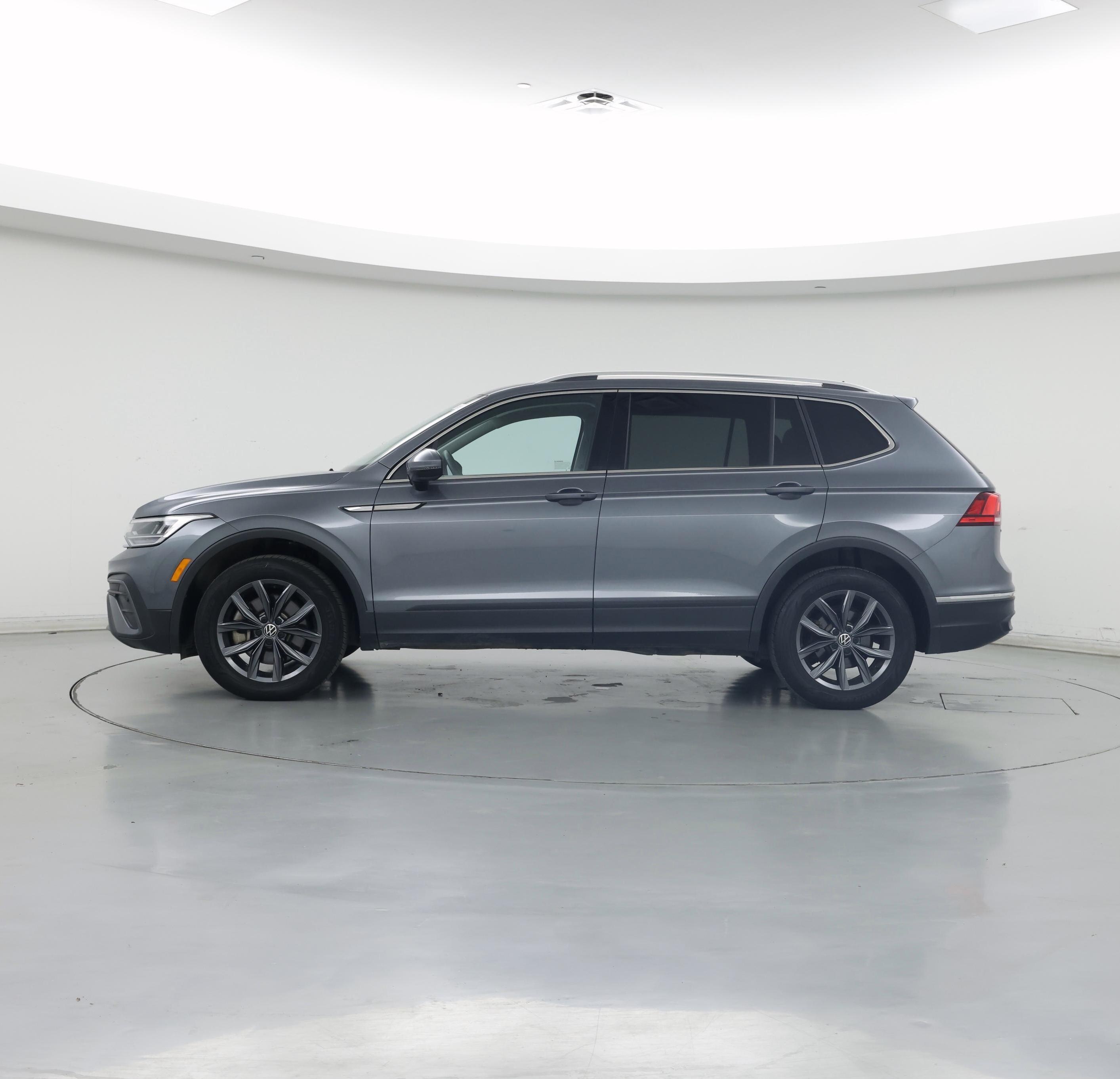 Thumbnail: 2022 Volkswagen Tiguan - 3