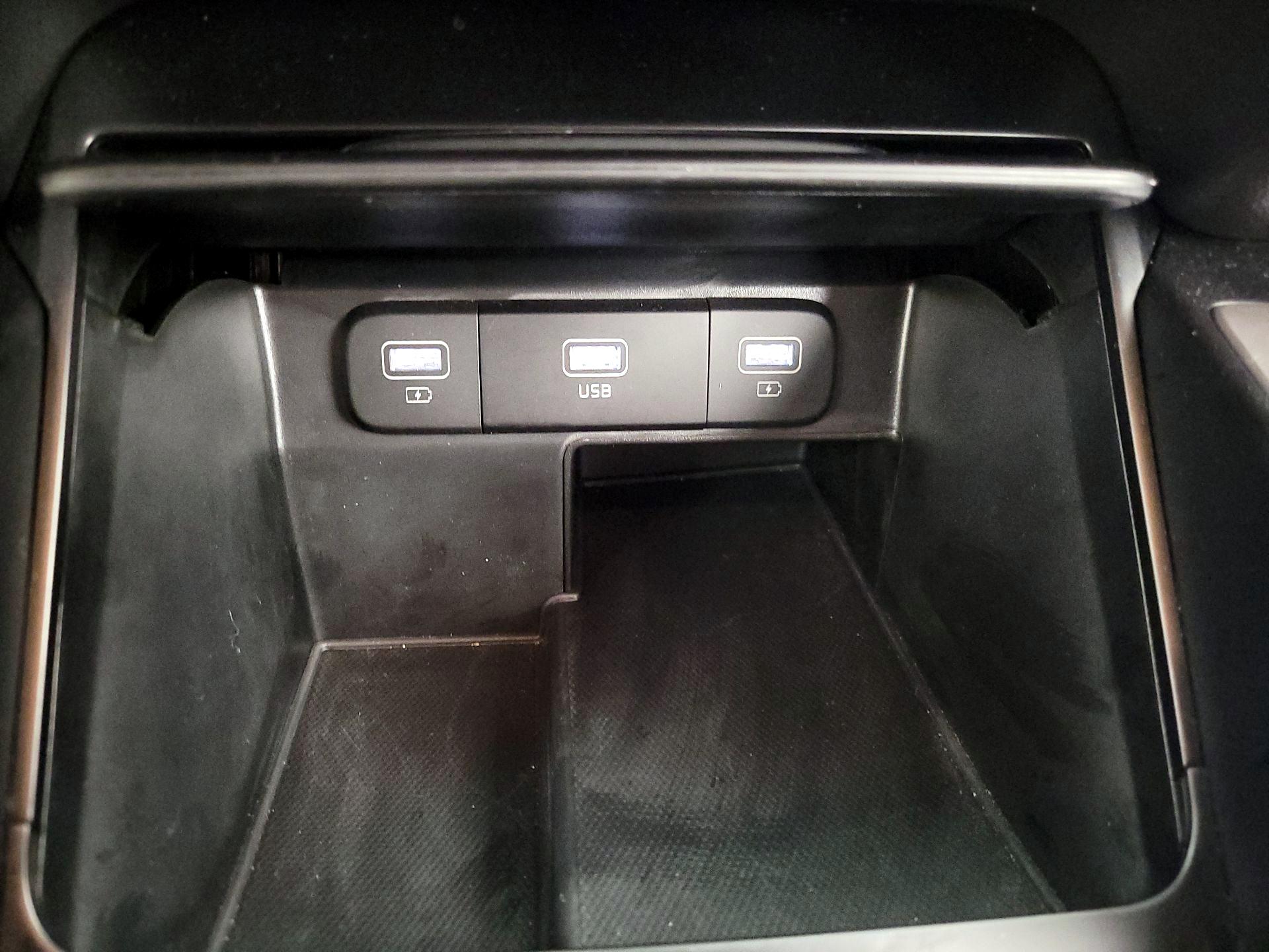 Thumbnail: 2023 Kia Sorento - 18