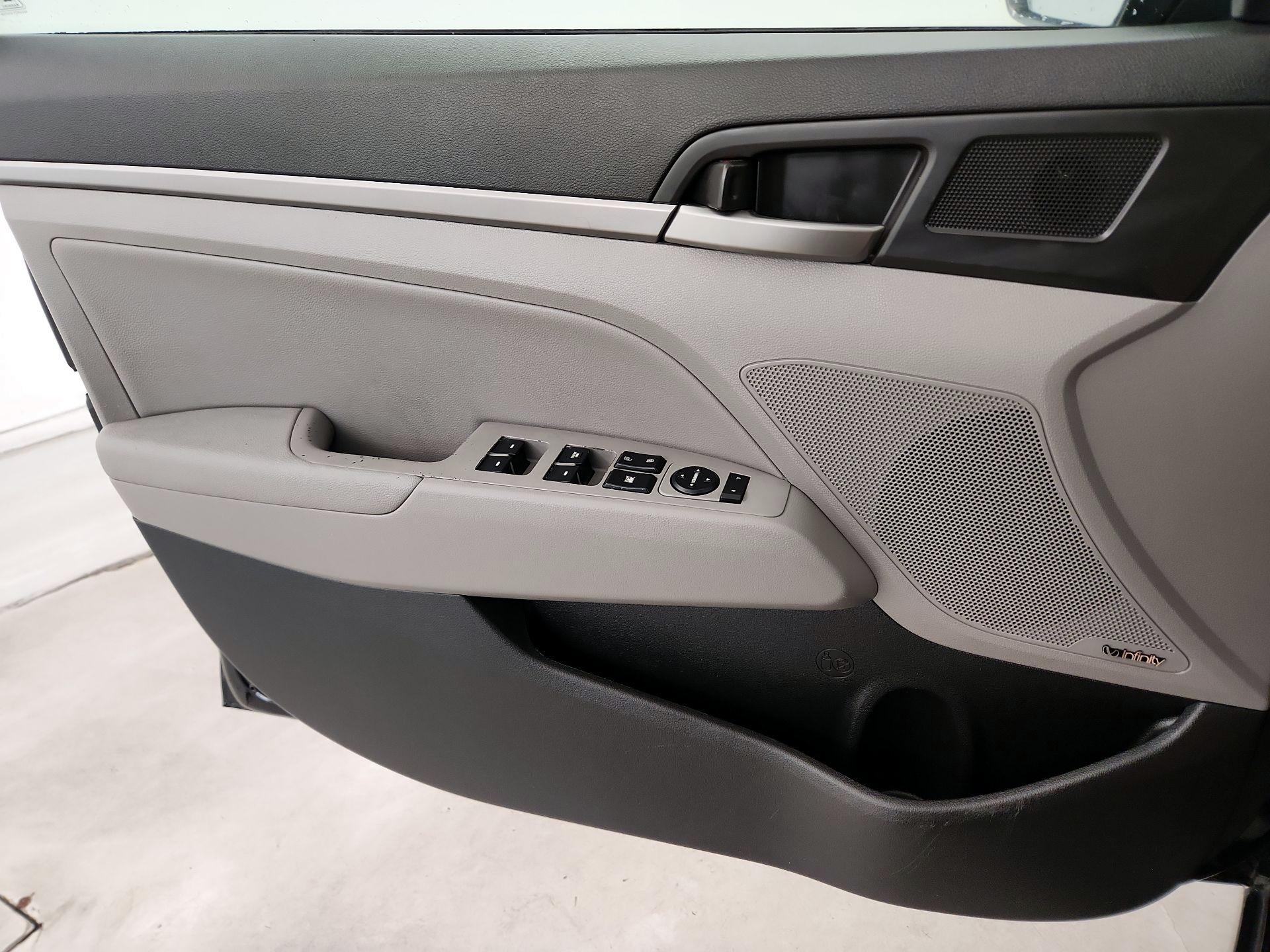 Thumbnail: 2017 Hyundai Elantra - 12