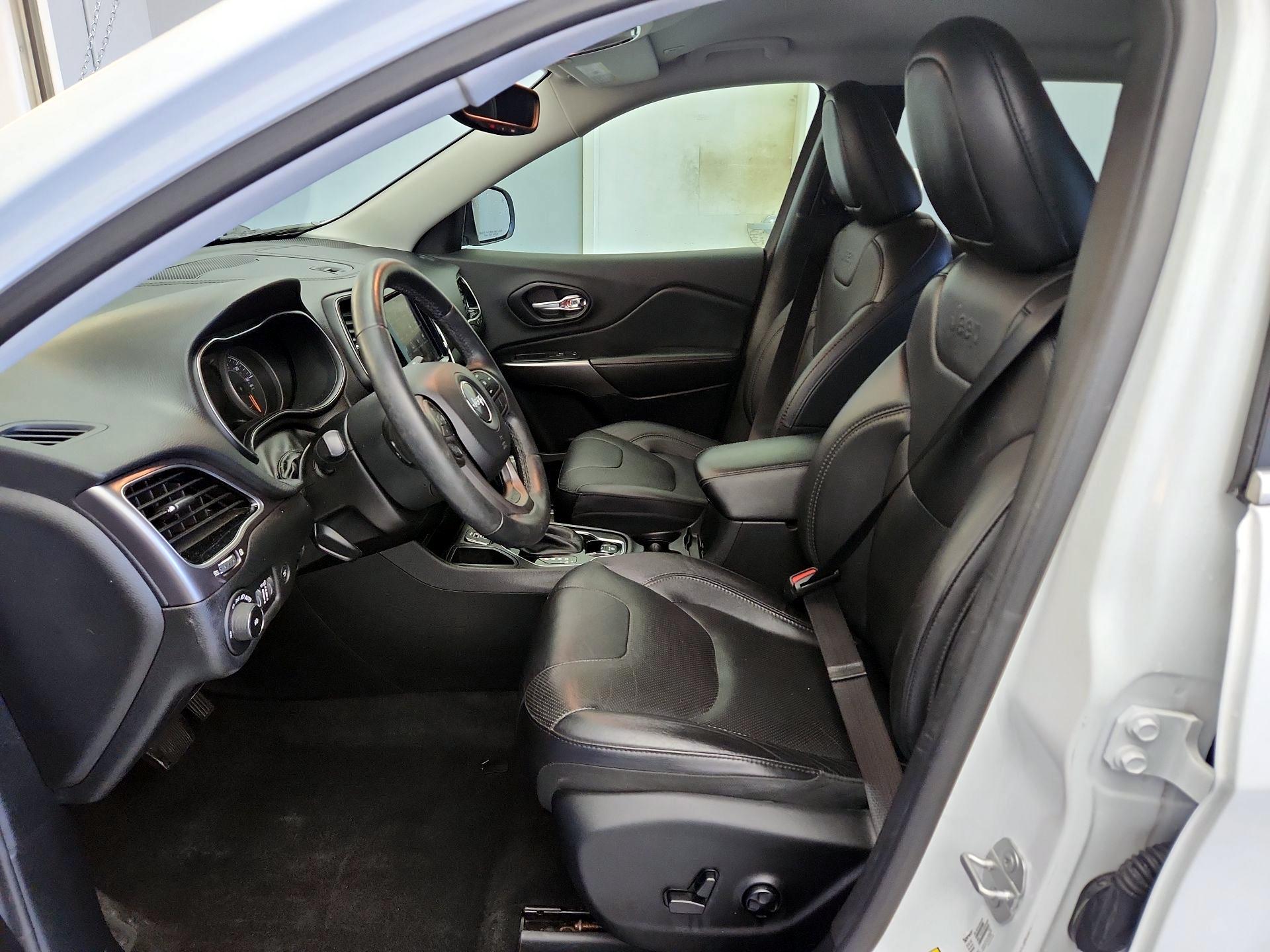 Thumbnail: 2019 Jeep Cherokee - 11