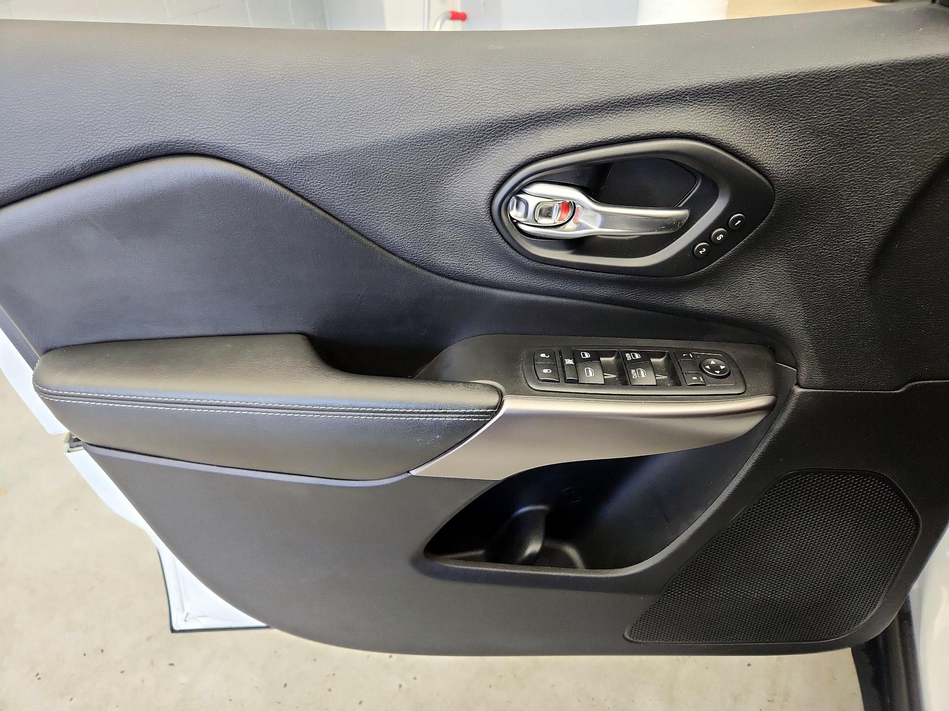 Thumbnail: 2019 Jeep Cherokee - 12