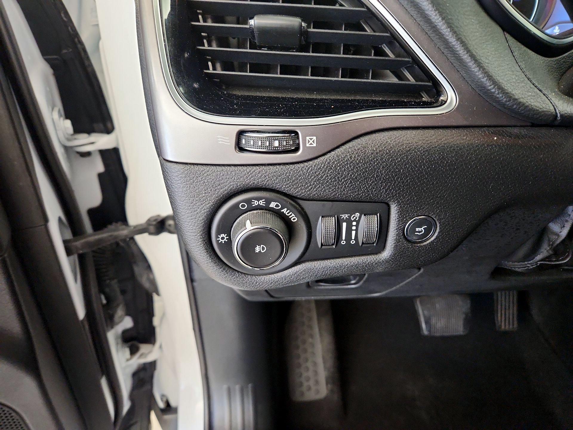 Thumbnail: 2019 Jeep Cherokee - 13