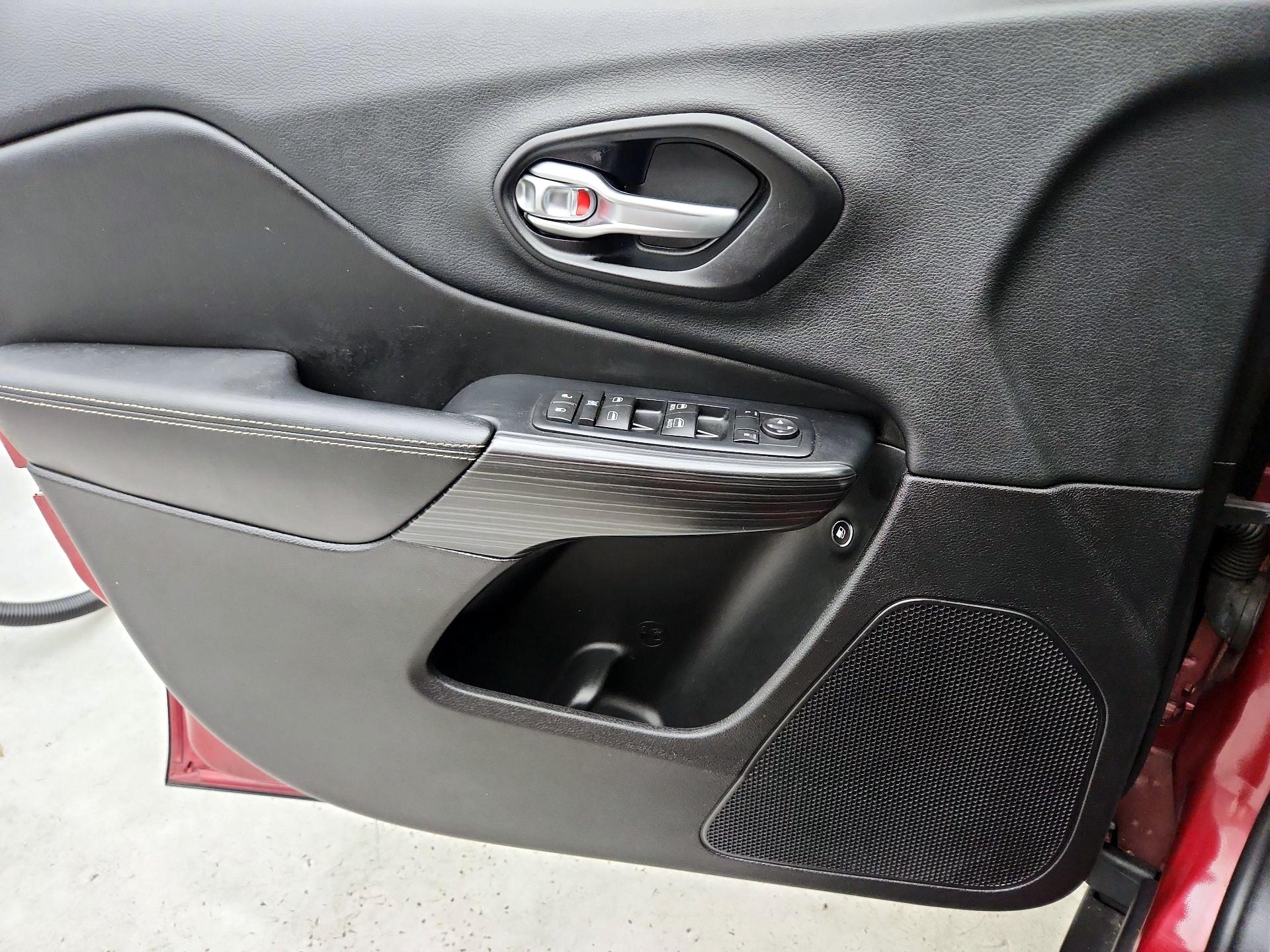 Thumbnail: 2016 Jeep Cherokee - 12