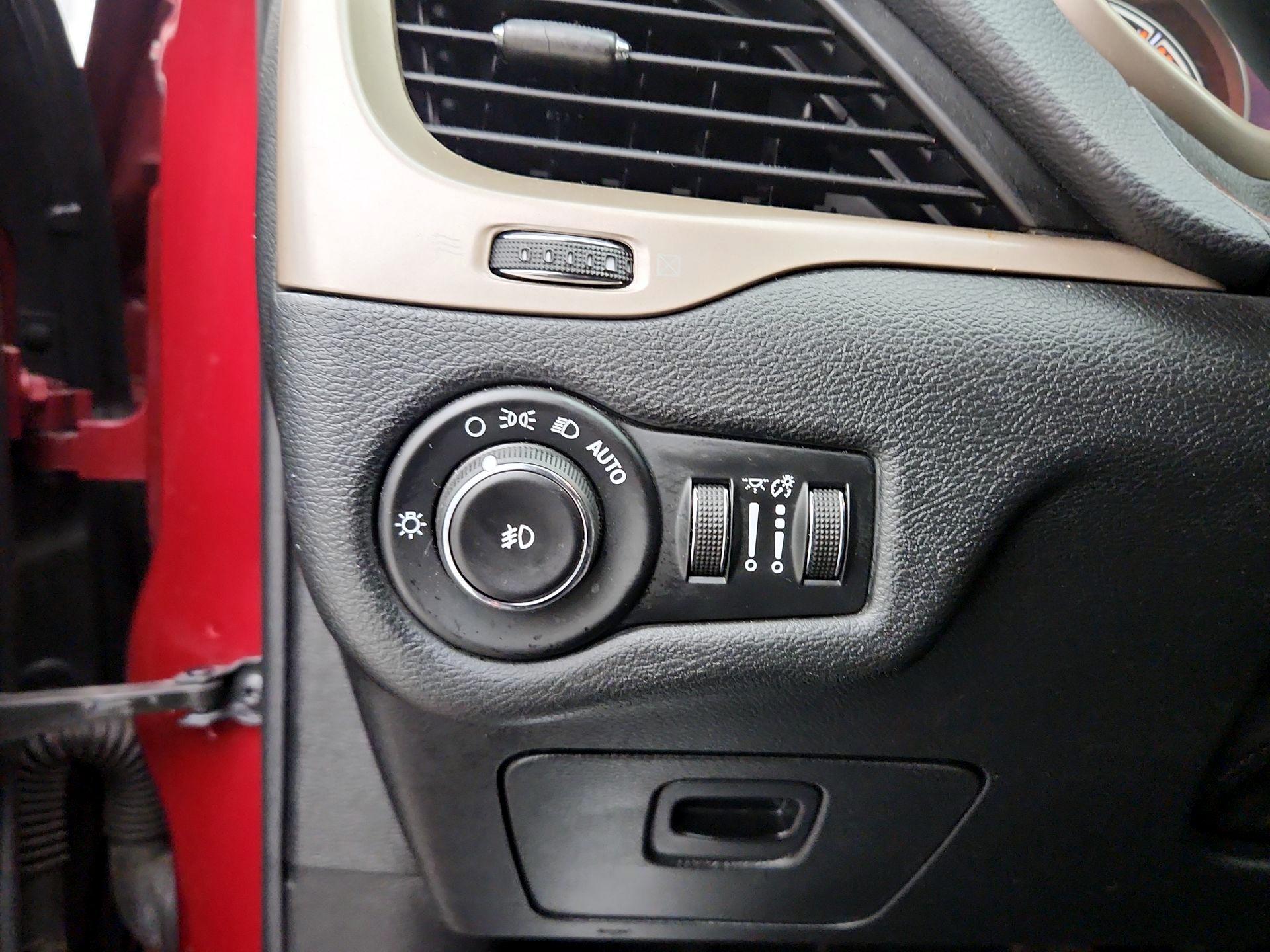 Thumbnail: 2016 Jeep Cherokee - 13