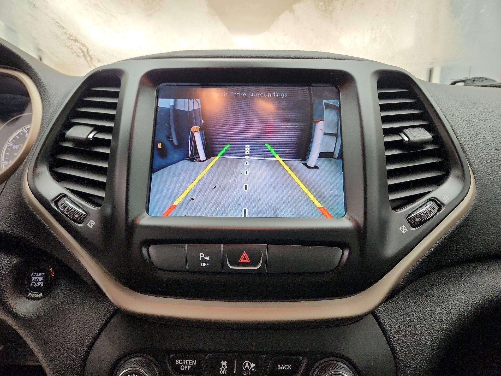 Thumbnail: 2016 Jeep Cherokee - 15