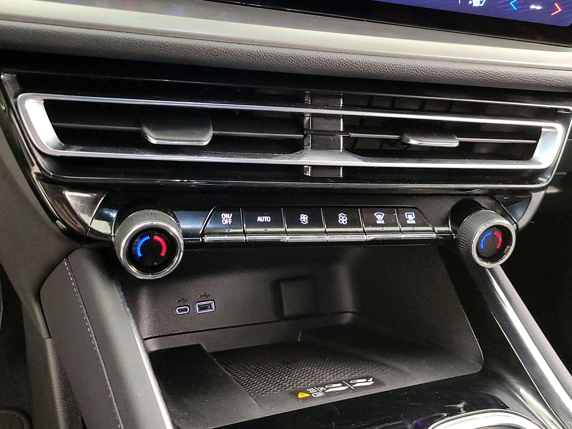 Thumbnail: 2025 Chevrolet Traverse - 16