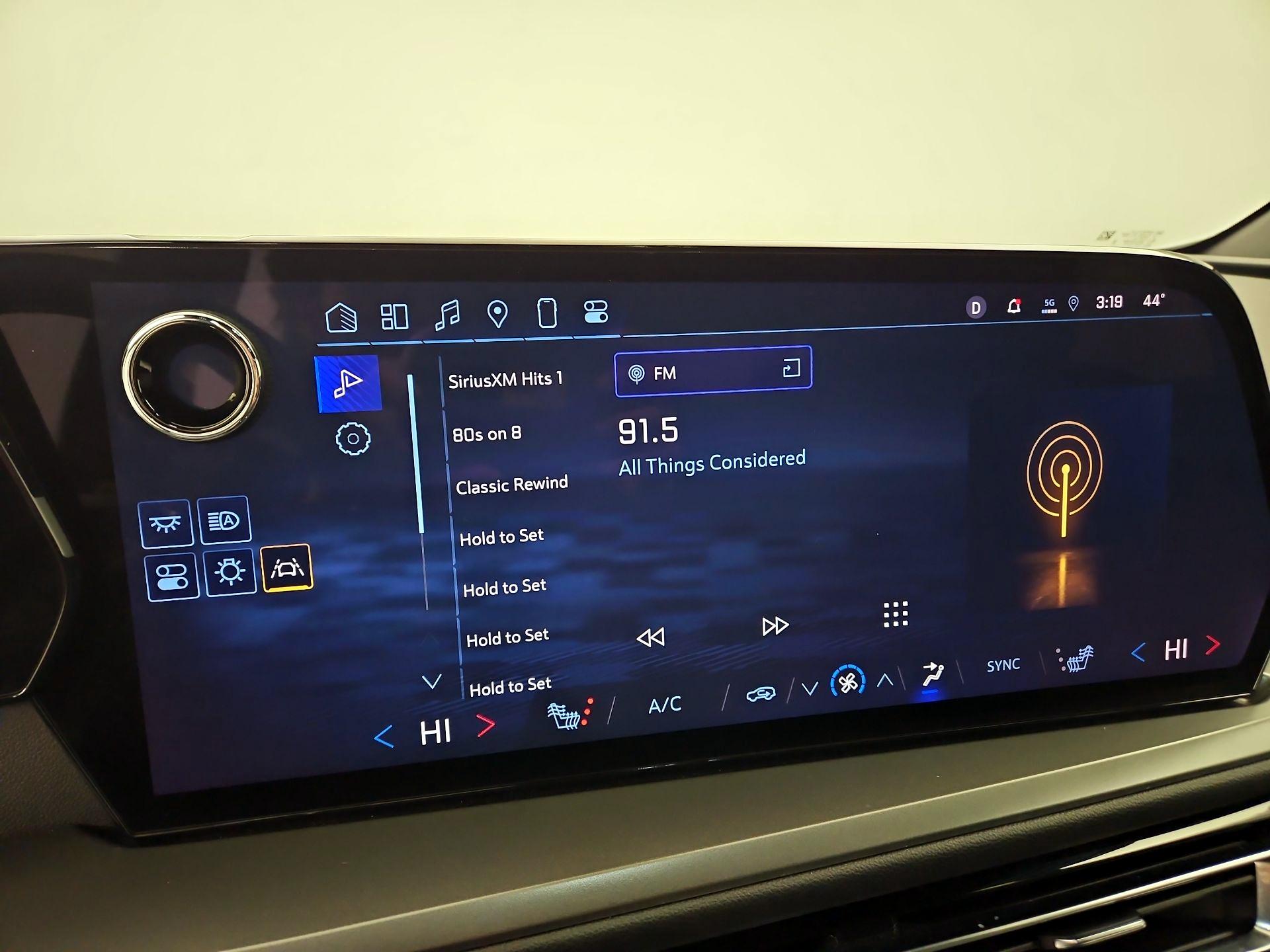 Thumbnail: 2025 Chevrolet Traverse - 16