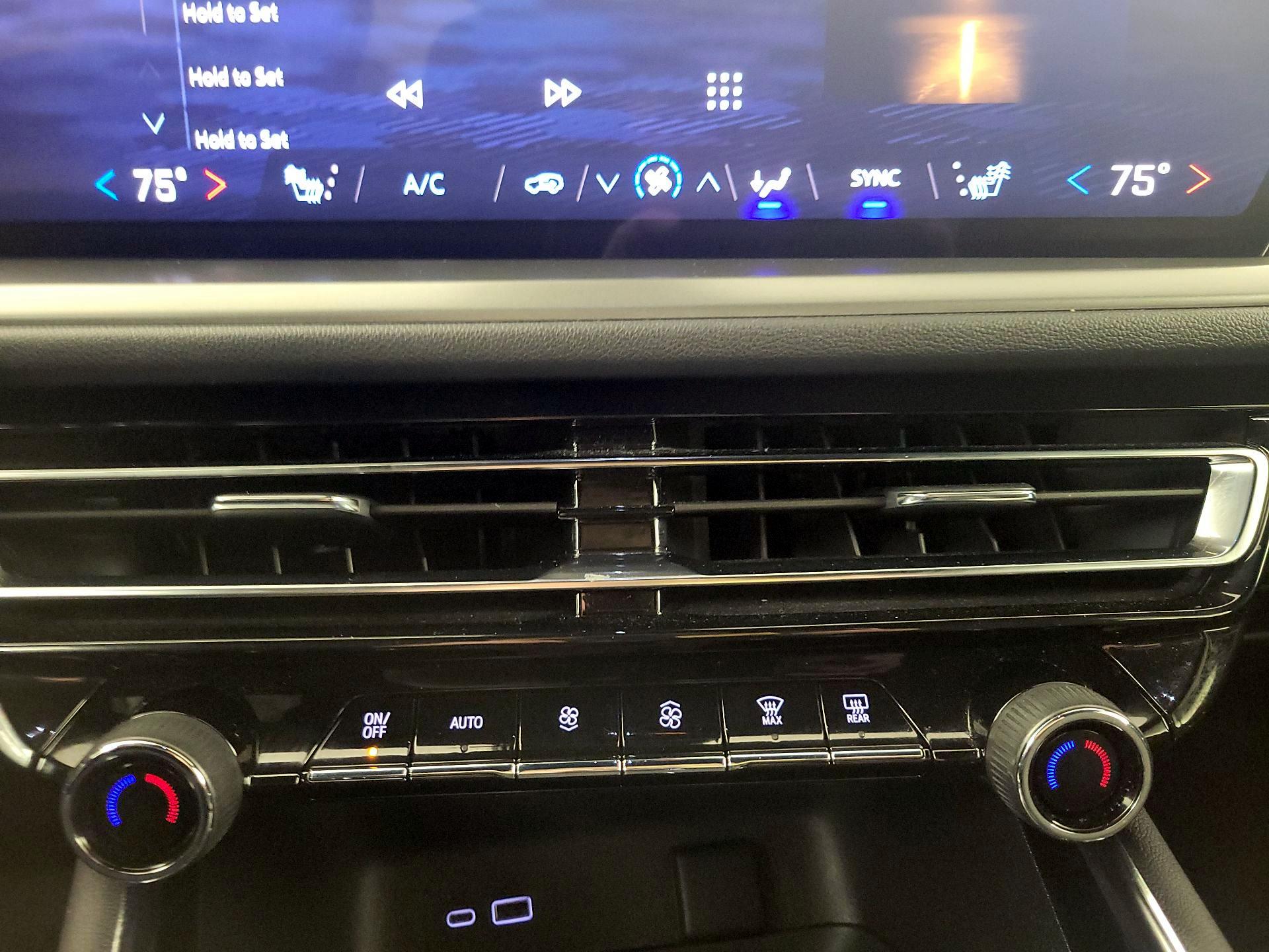 Thumbnail: 2025 Chevrolet Traverse - 16