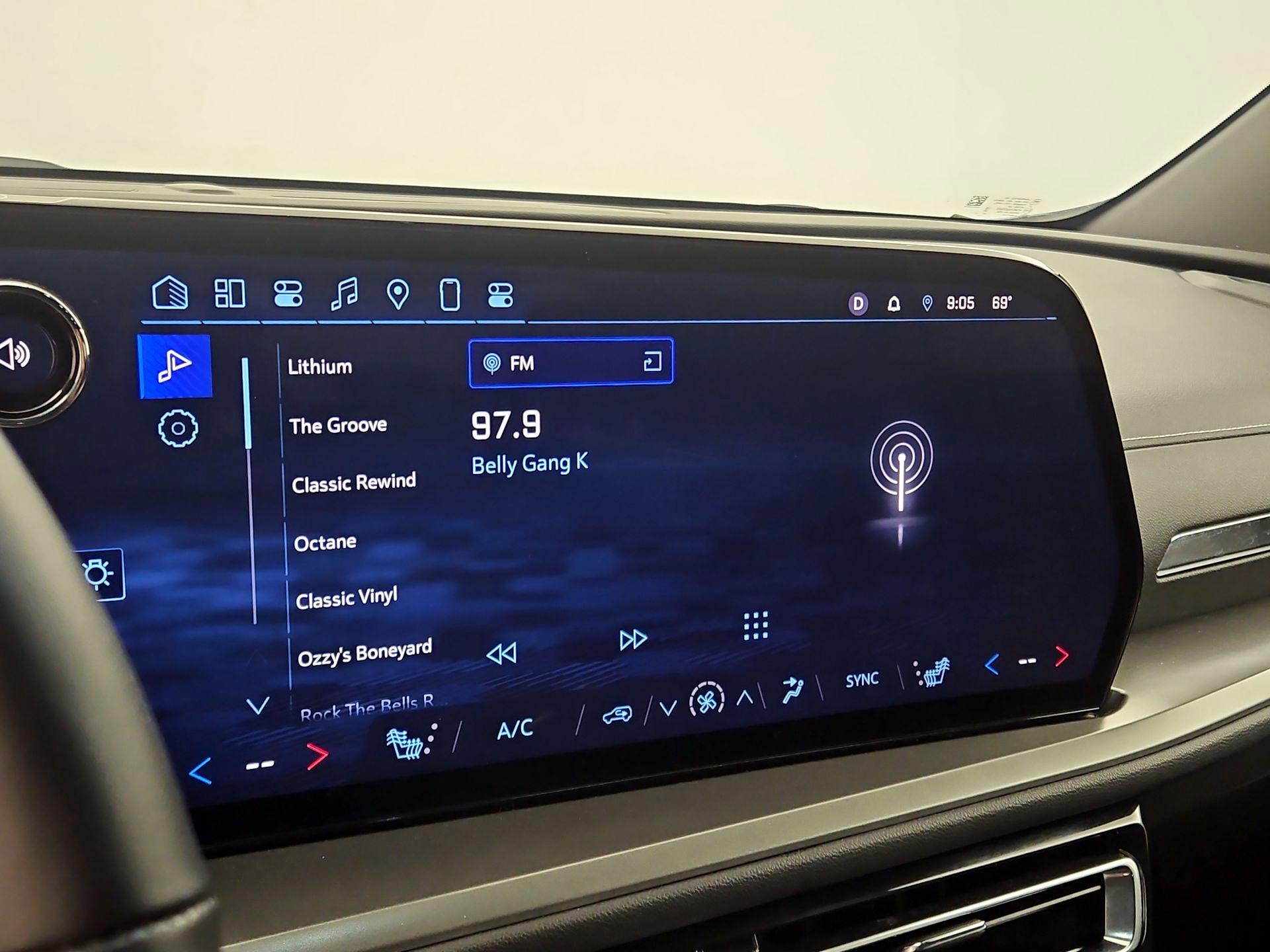 Thumbnail: 2025 Chevrolet Traverse - 16