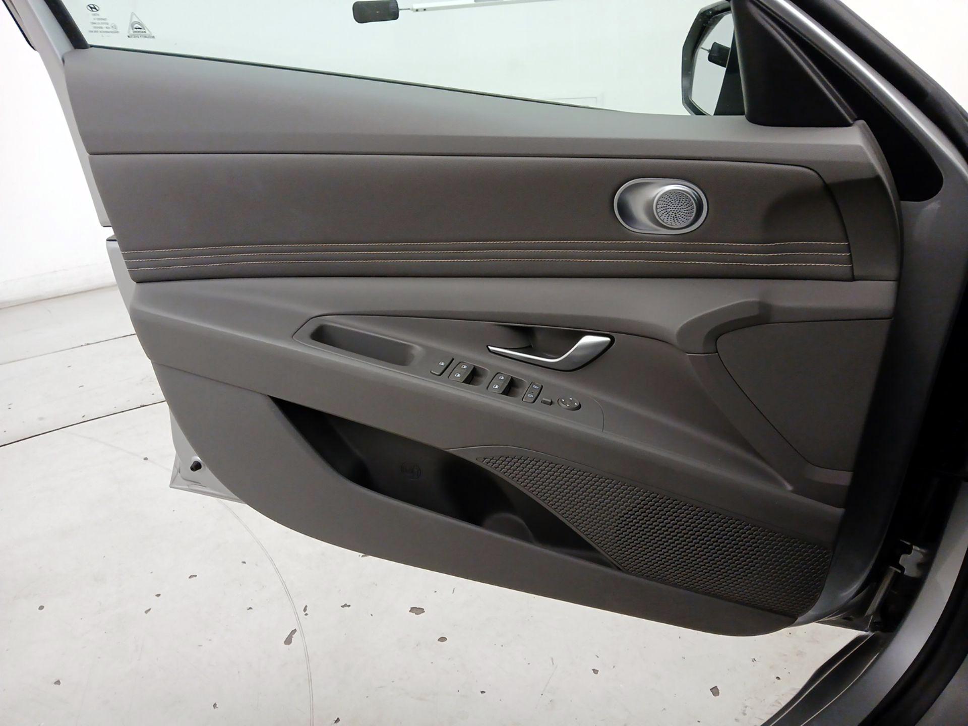 Thumbnail: 2022 Hyundai Elantra - 12