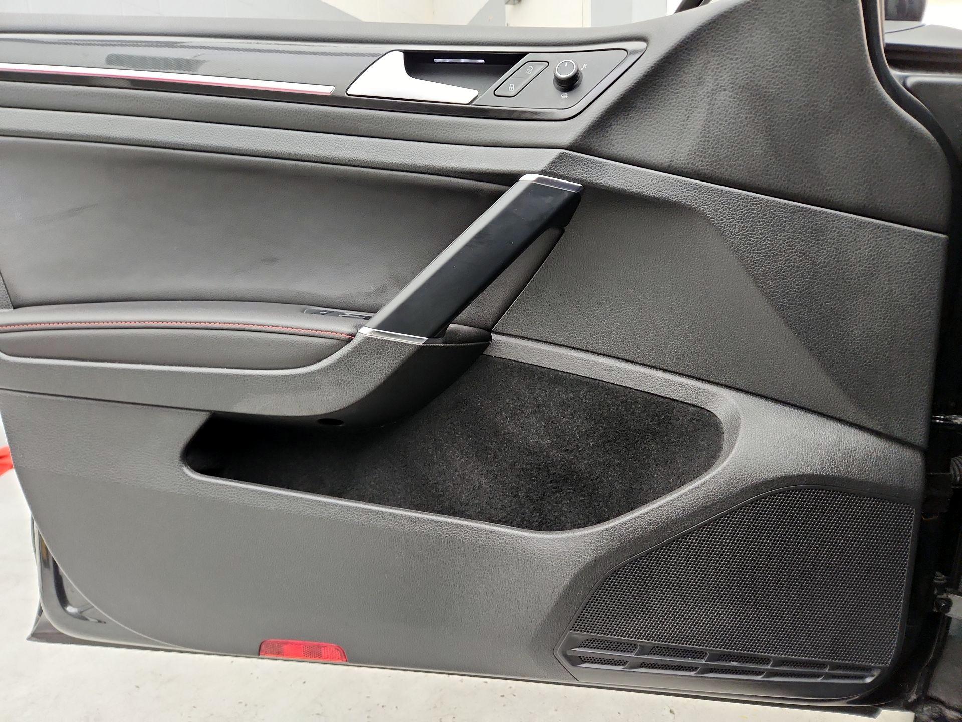 Thumbnail: 2015 Volkswagen Golf - 12