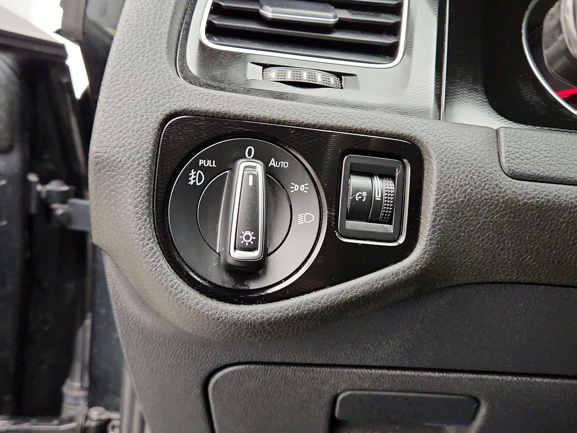 Thumbnail: 2015 Volkswagen Golf - 13