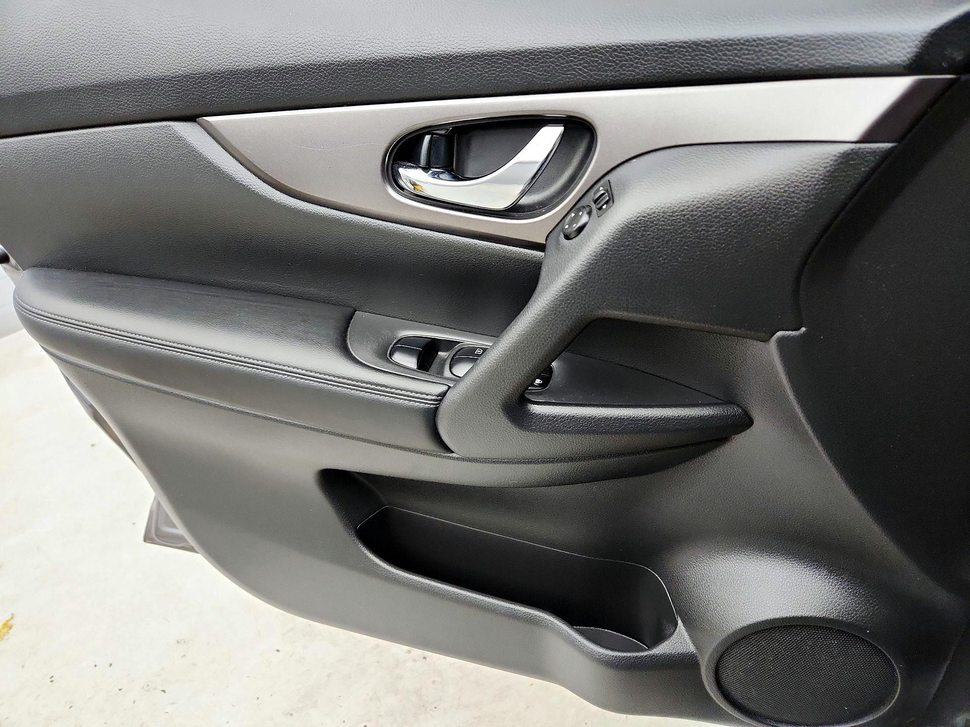 Thumbnail: 2016 Nissan Rogue - 12