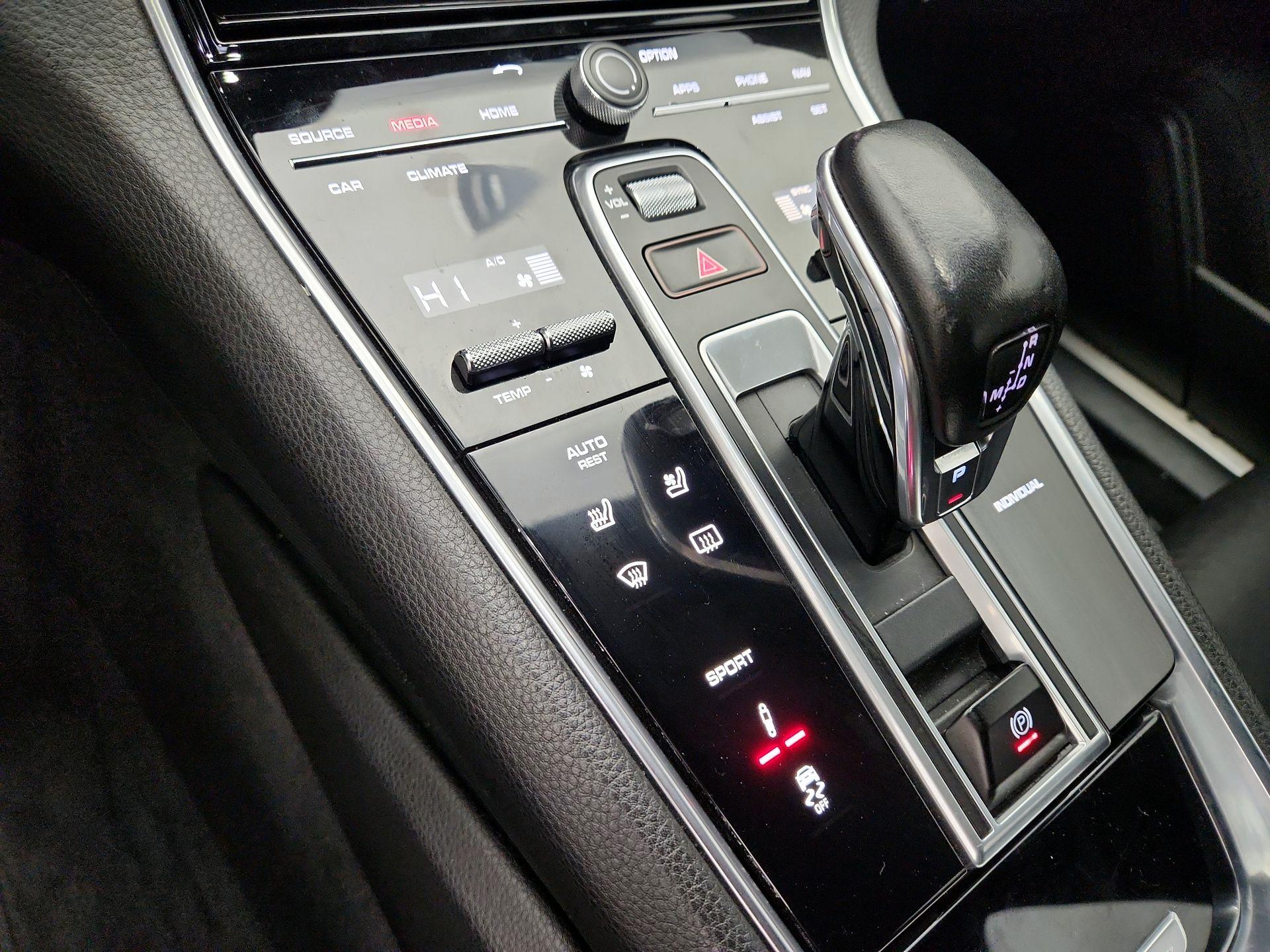 Thumbnail: 2018 Porsche Panamera - 17