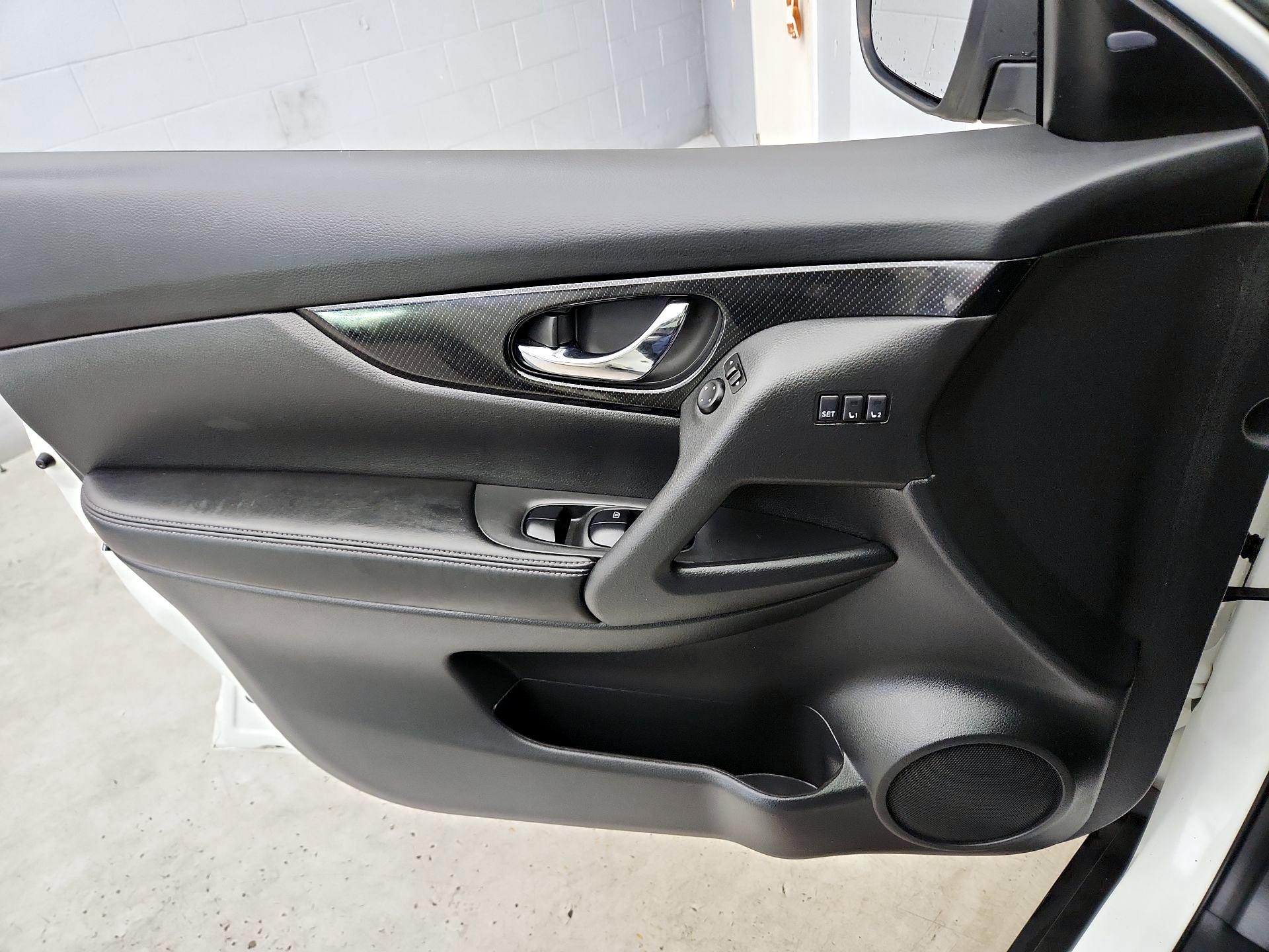 Thumbnail: 2017 Nissan Rogue - 12