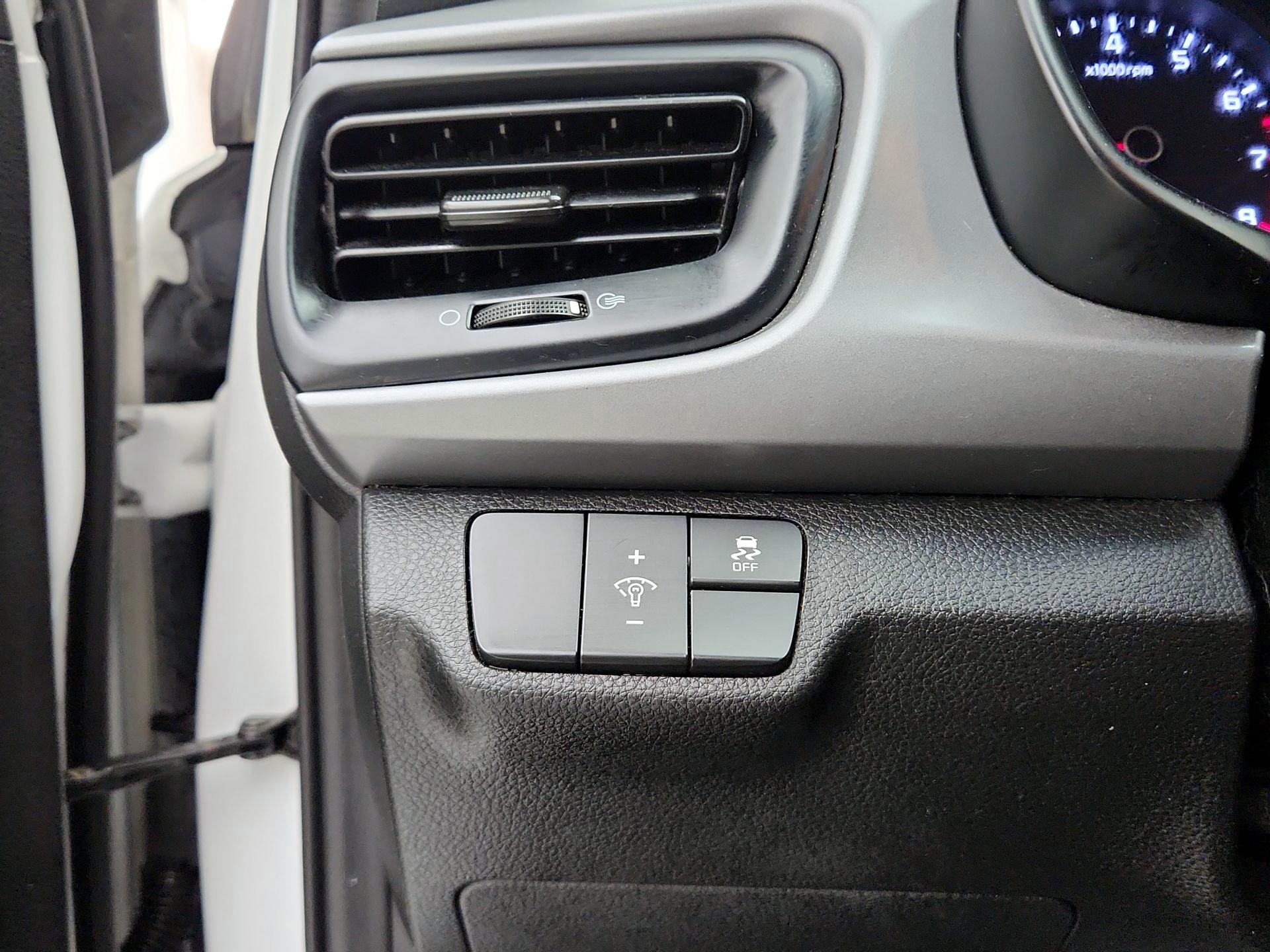 Thumbnail: 2020 Kia Rio - 13