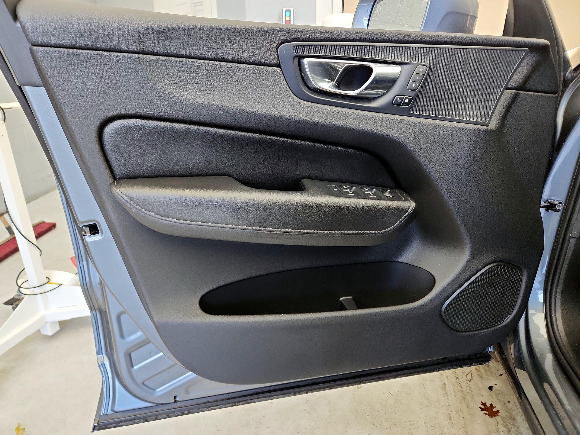 Thumbnail: 2018 Volvo XC60 - 12