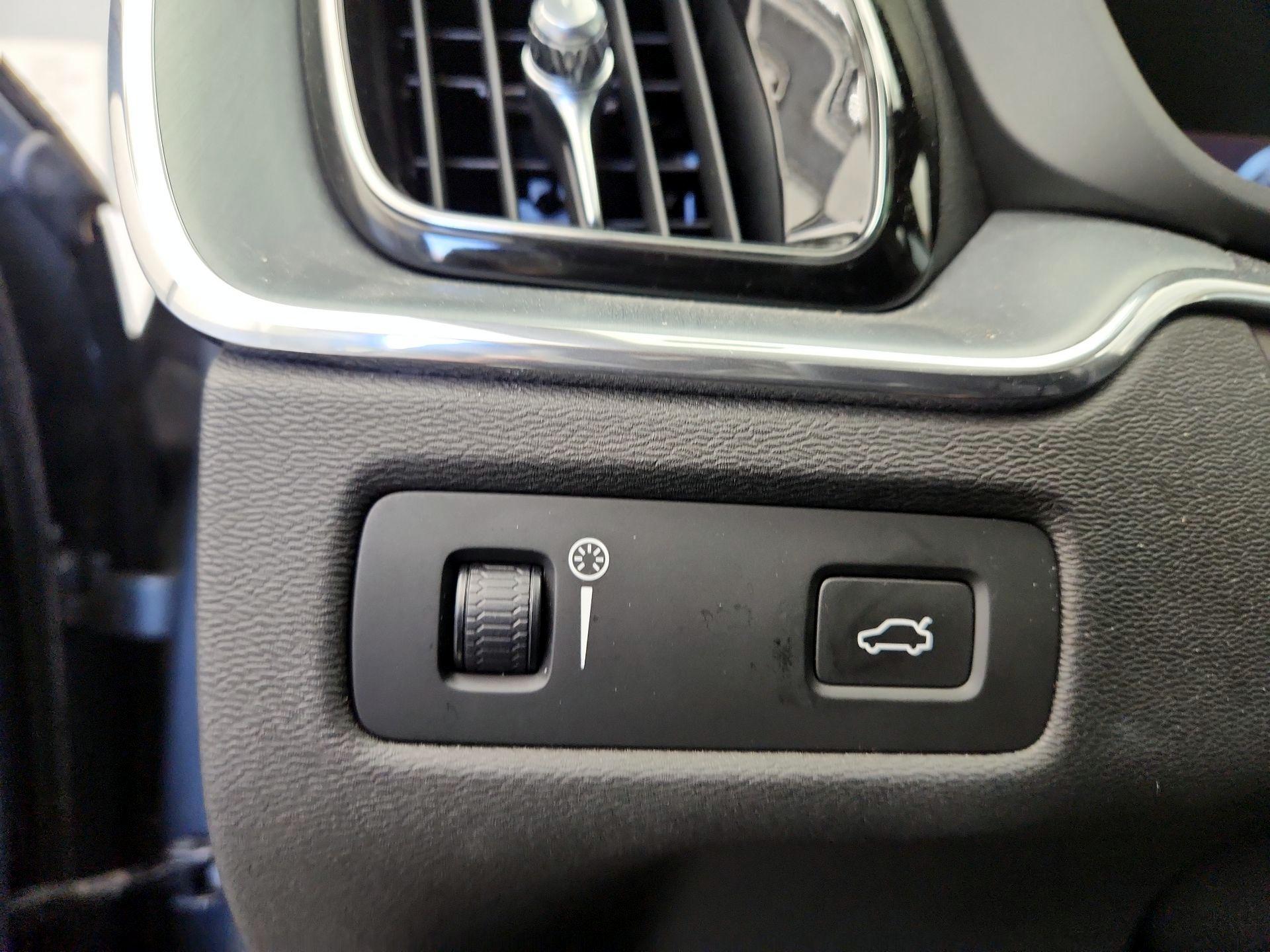 Thumbnail: 2018 Volvo XC60 - 13