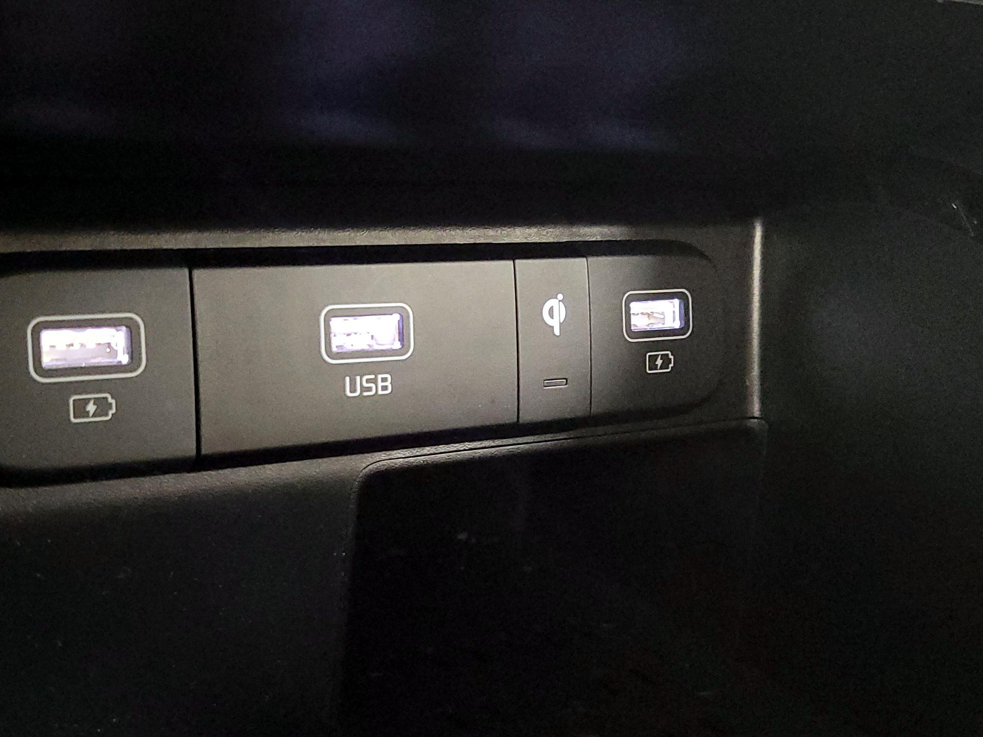 Thumbnail: 2023 Kia Sorento - 18