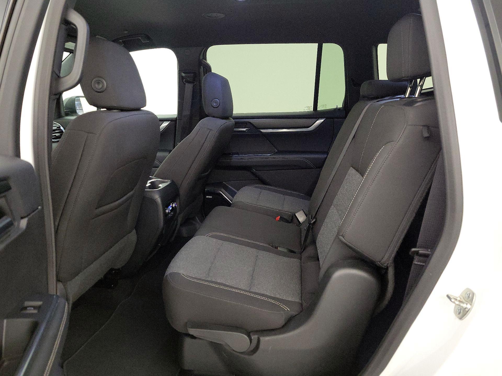 Thumbnail: 2025 GMC Acadia - 18