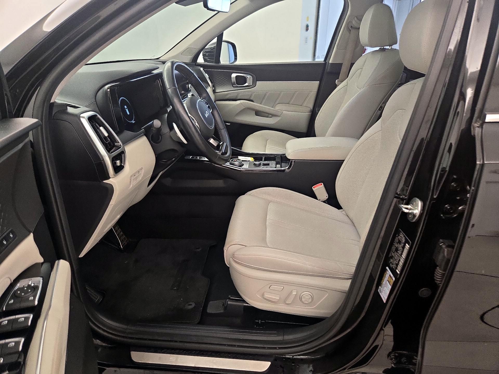 Thumbnail: 2023 Kia Sorento - 11