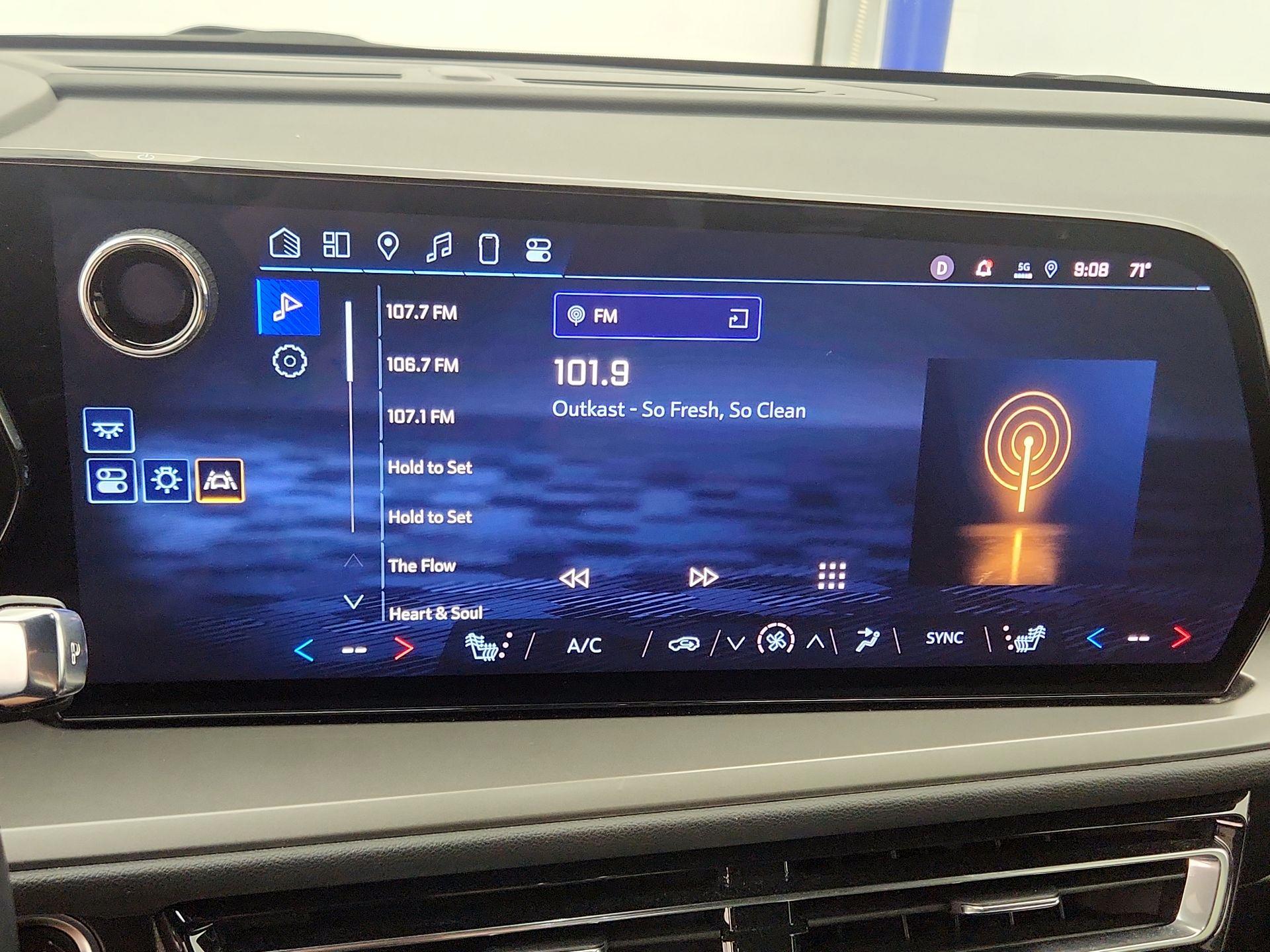 Thumbnail: 2025 Chevrolet Traverse - 16