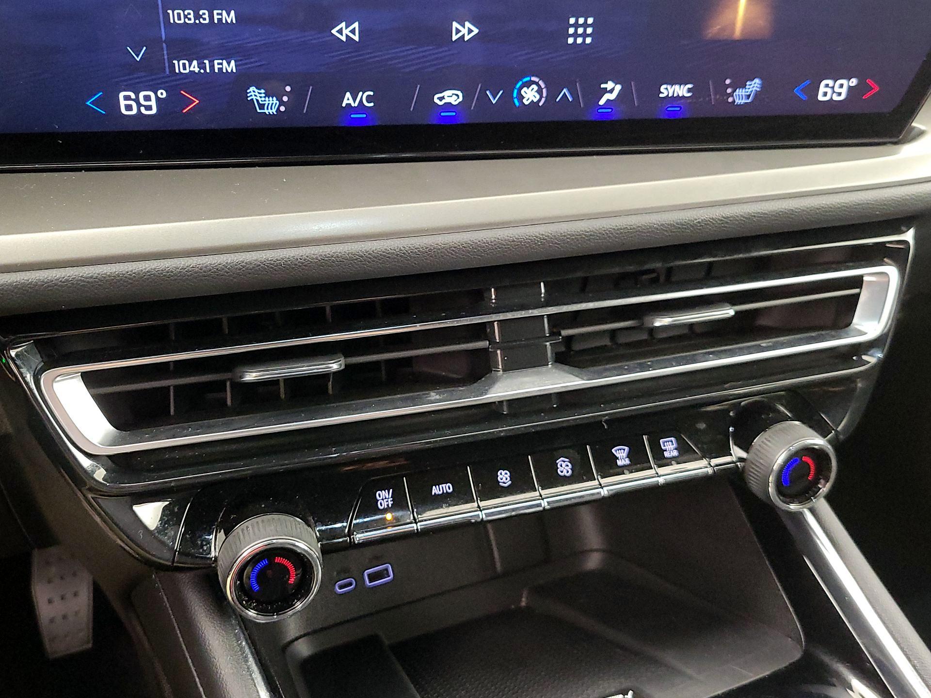 Thumbnail: 2025 Chevrolet Traverse - 16