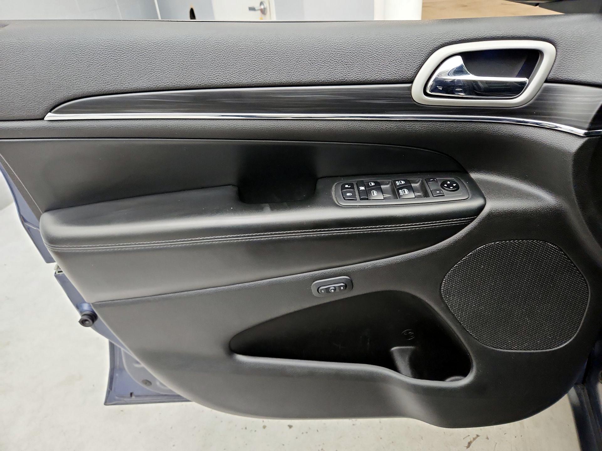 Thumbnail: 2020 Jeep Grand Cherokee - 12