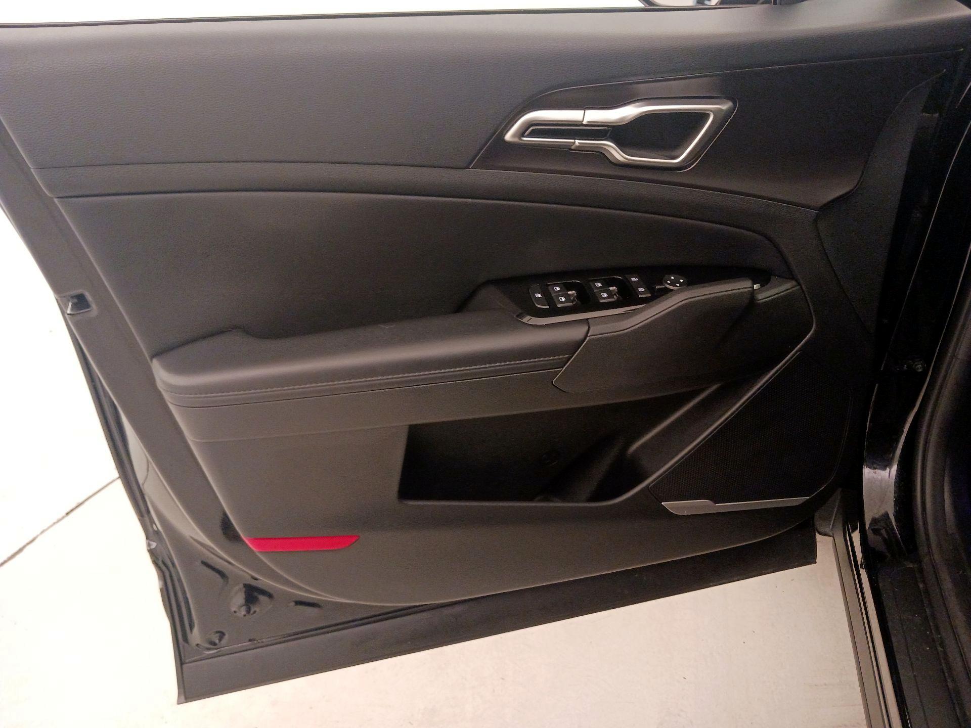 Thumbnail: 2023 Kia Sportage - 12