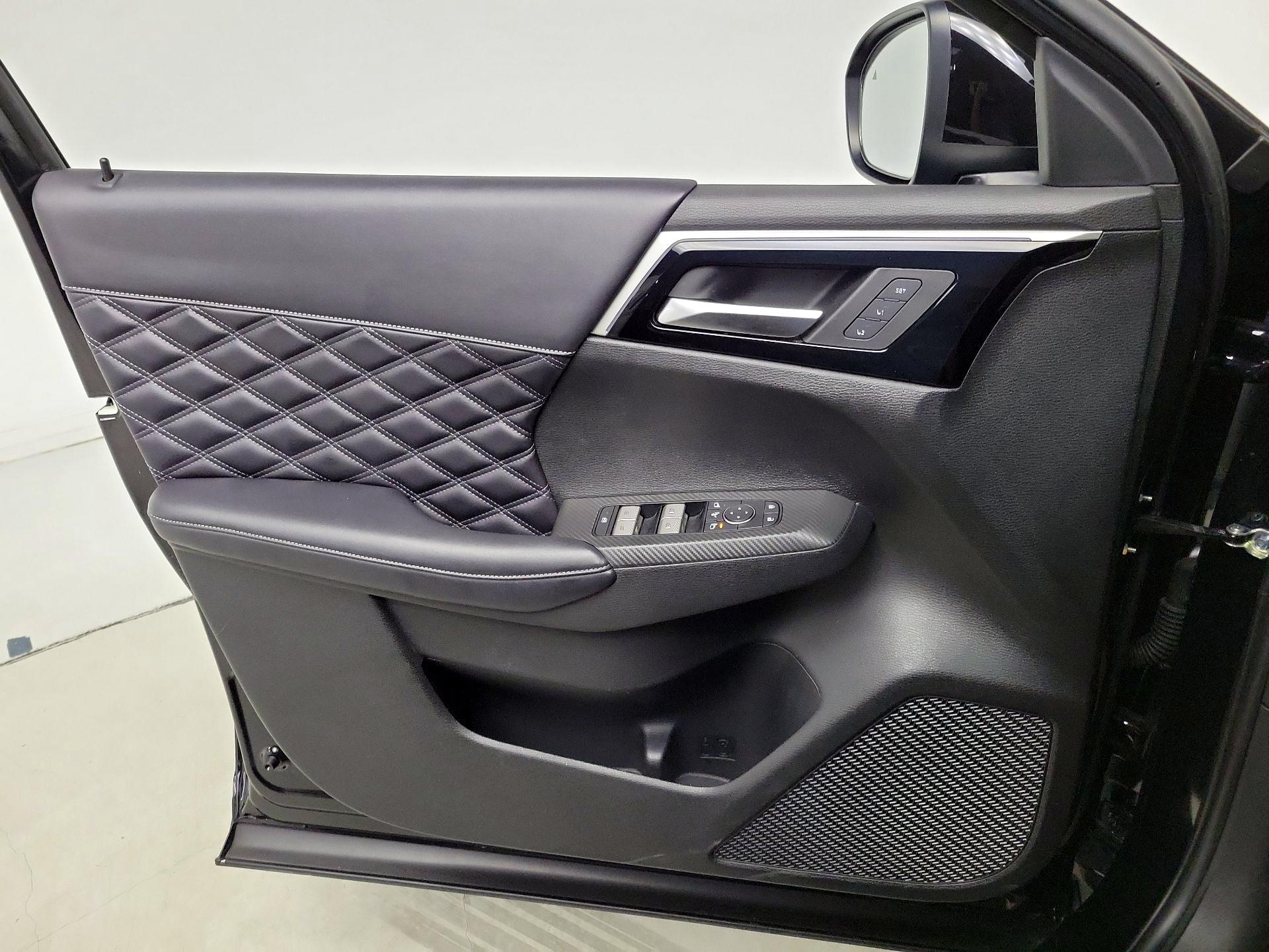 Thumbnail: 2023 Mitsubishi Outlander - 12