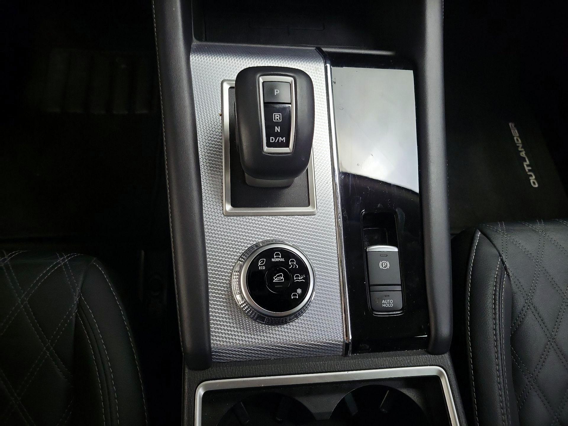 Thumbnail: 2023 Mitsubishi Outlander - 18