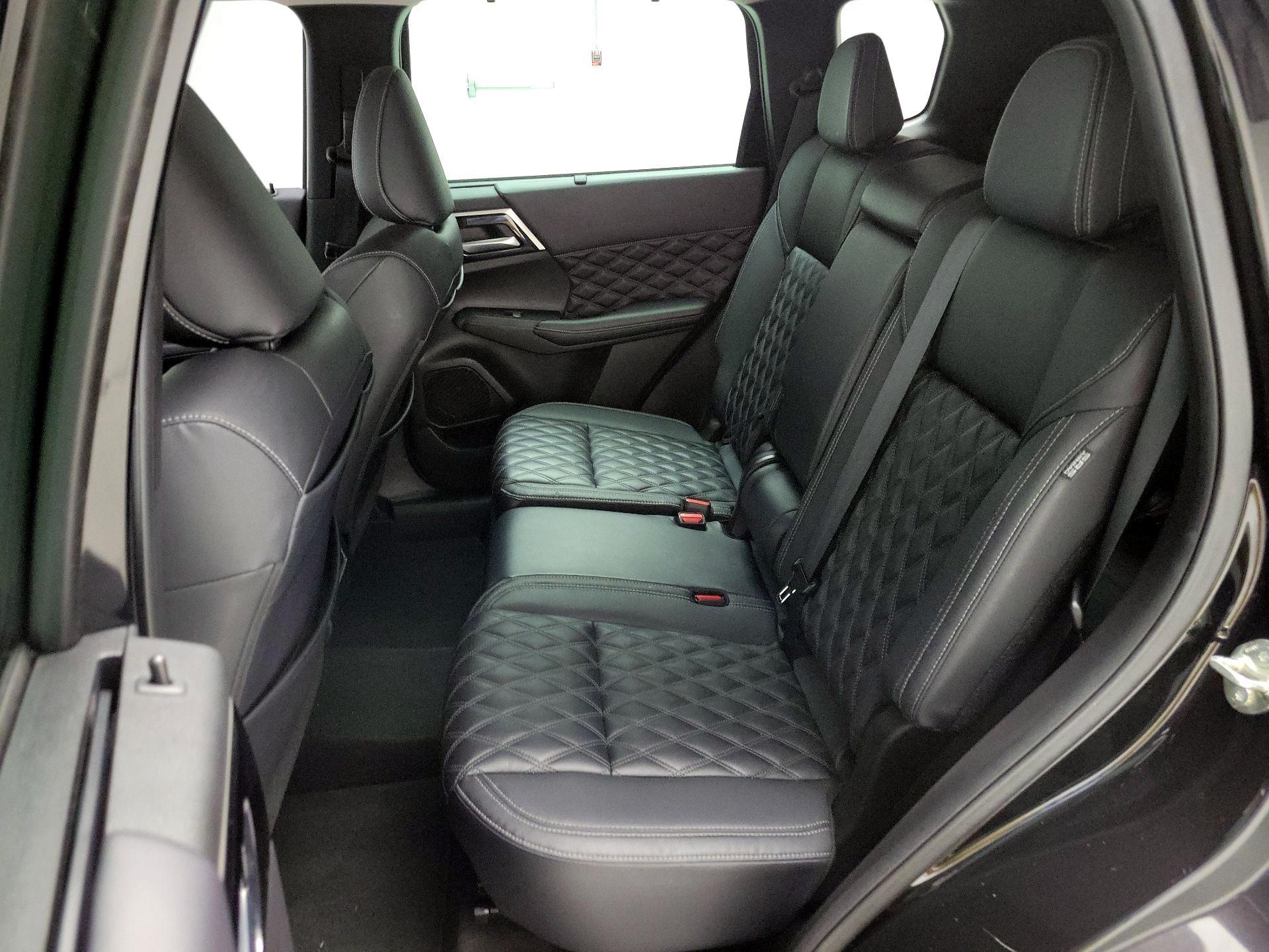 Thumbnail: 2023 Mitsubishi Outlander - 20