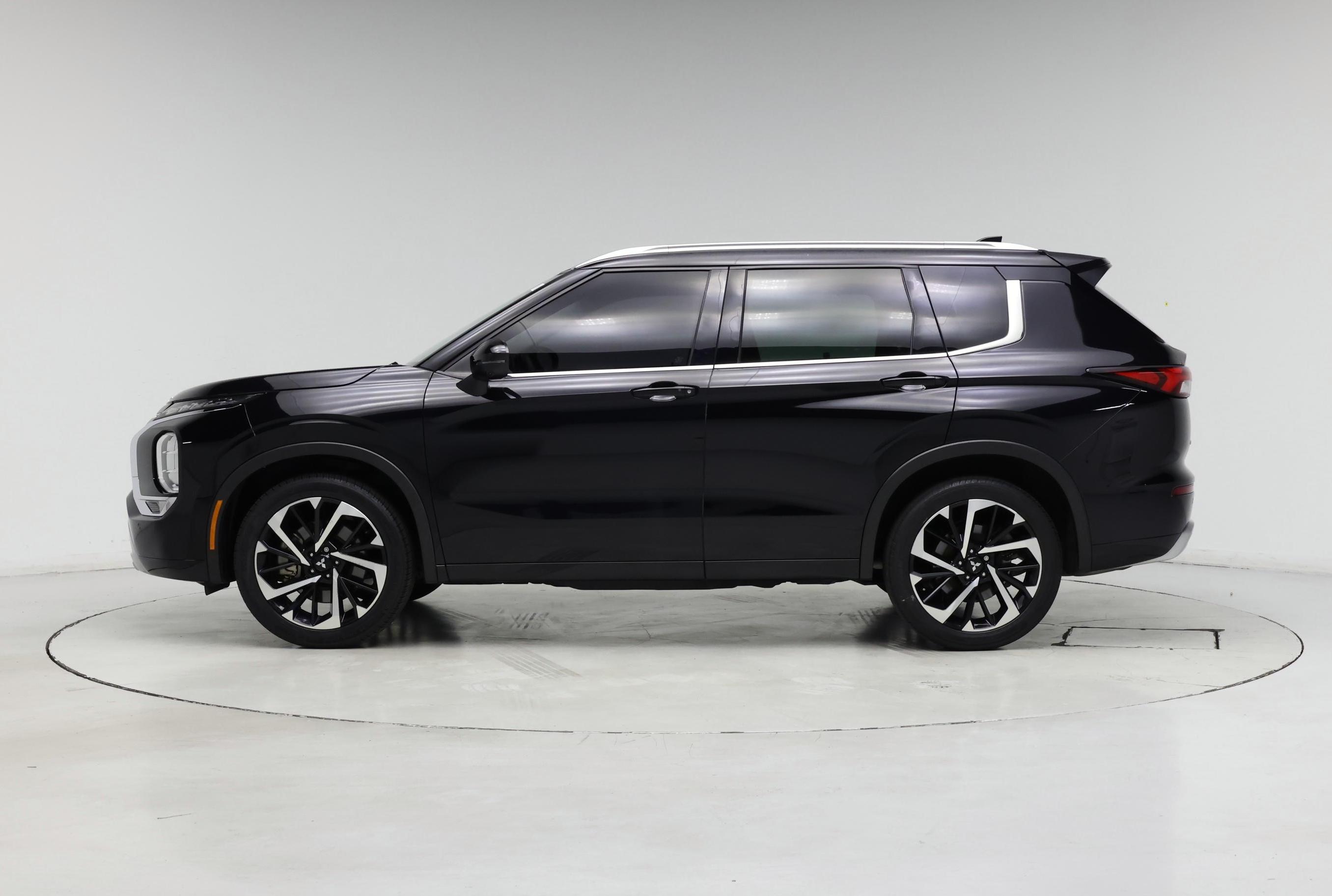 Thumbnail: 2023 Mitsubishi Outlander - 3