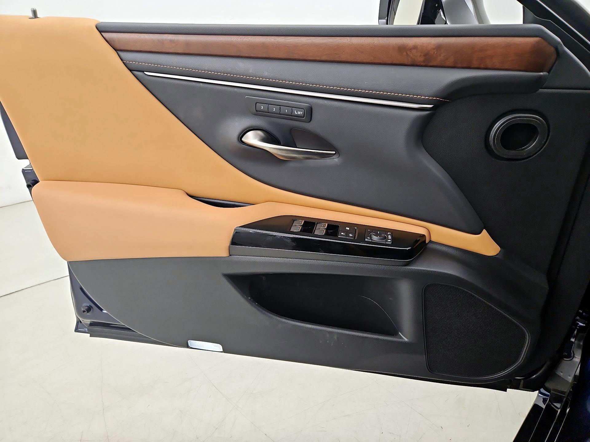 Thumbnail: 2025 Lexus ES - 12