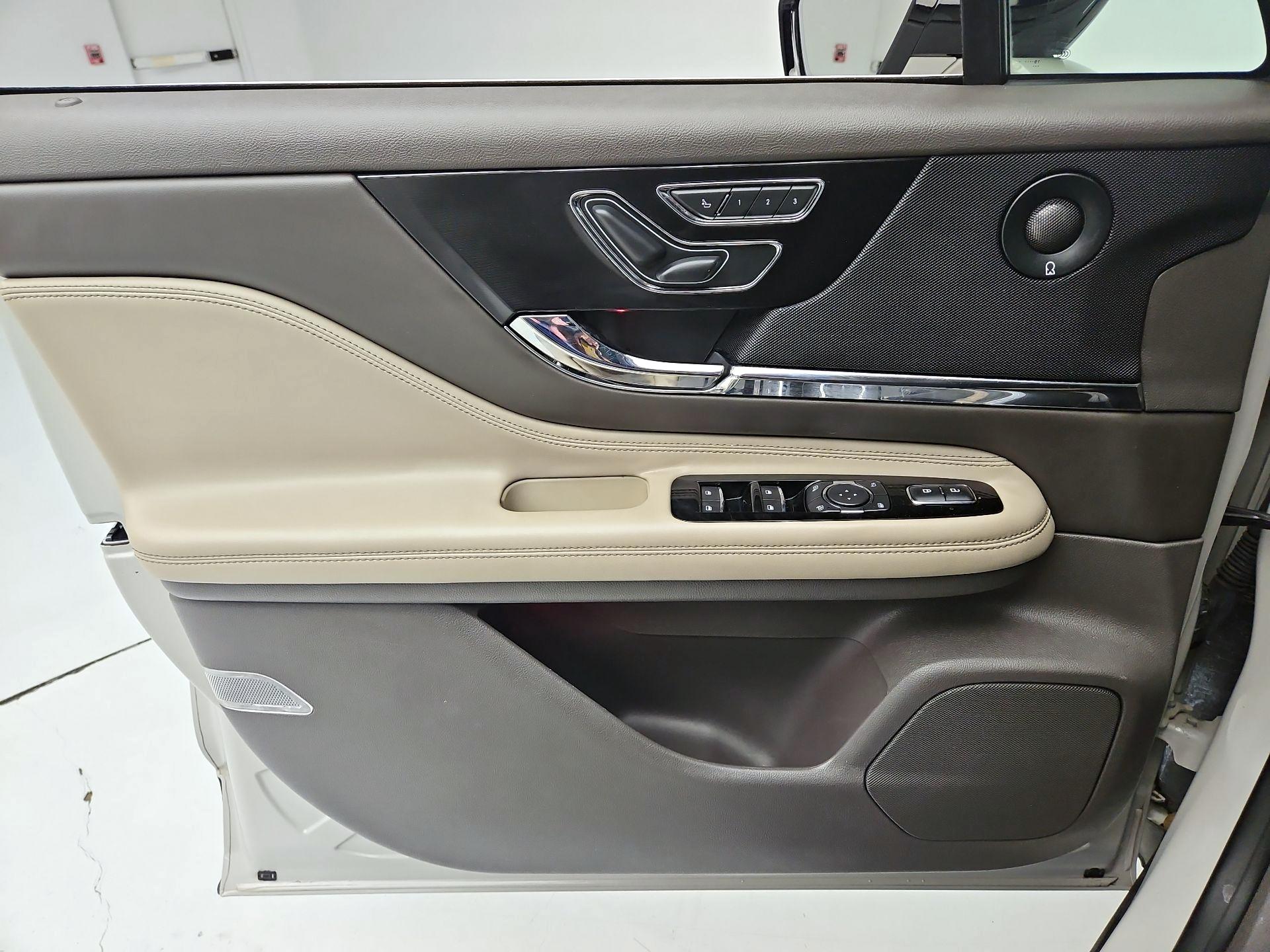 Thumbnail: 2020 Lincoln Corsair - 12