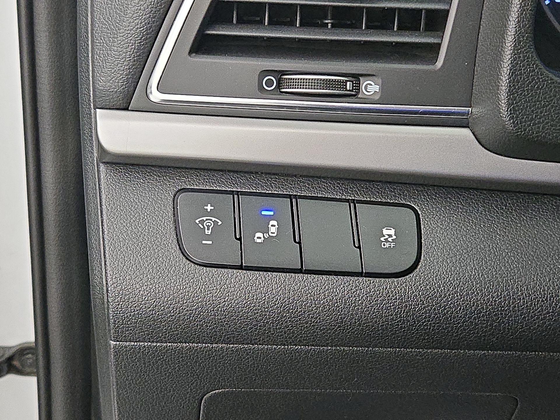 Thumbnail: 2018 Hyundai Elantra - 13