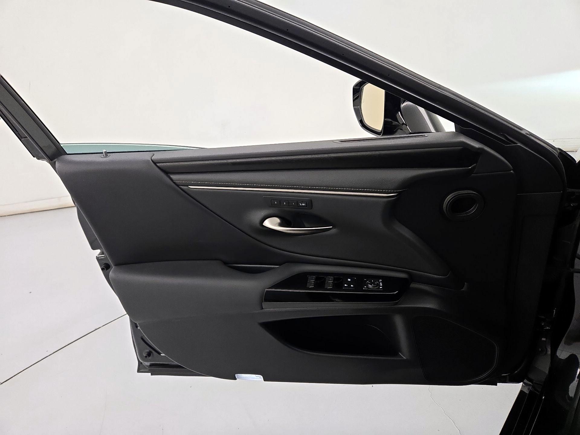 Thumbnail: 2022 Lexus ES - 12