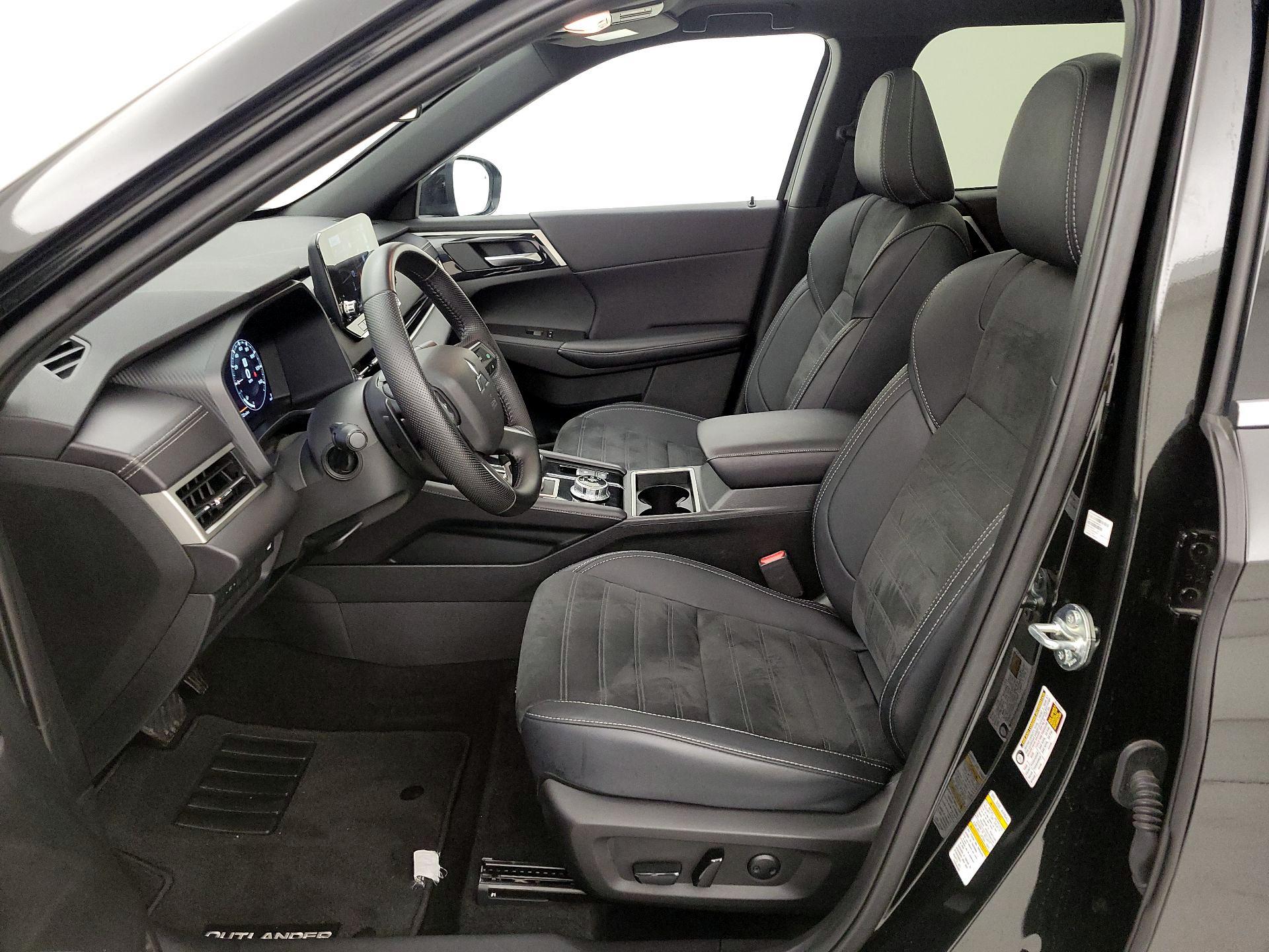 Thumbnail: 2024 Mitsubishi Outlander - 11