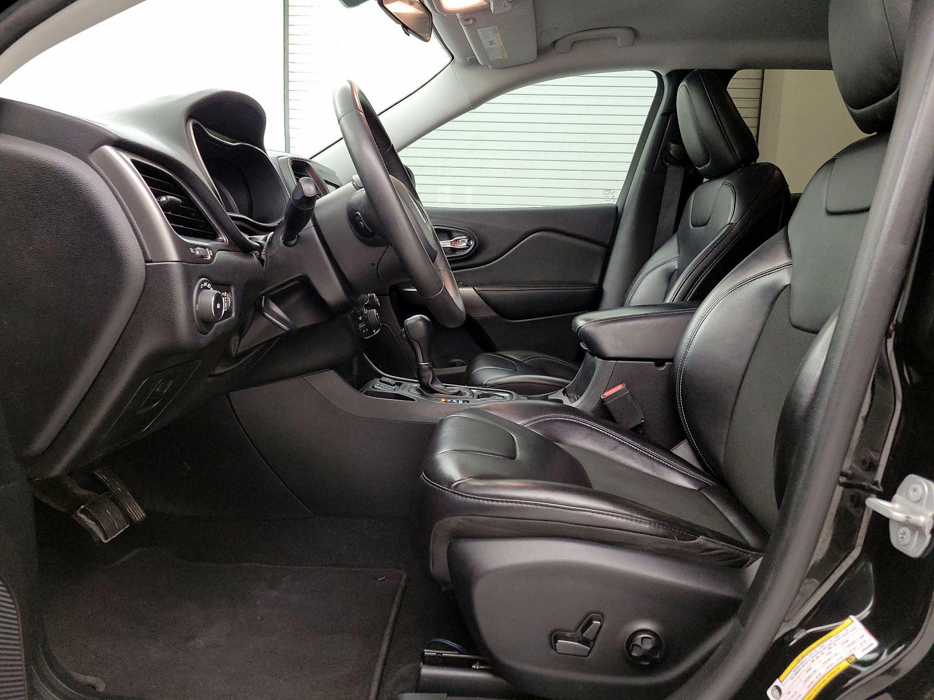 Thumbnail: 2020 Jeep Cherokee - 11